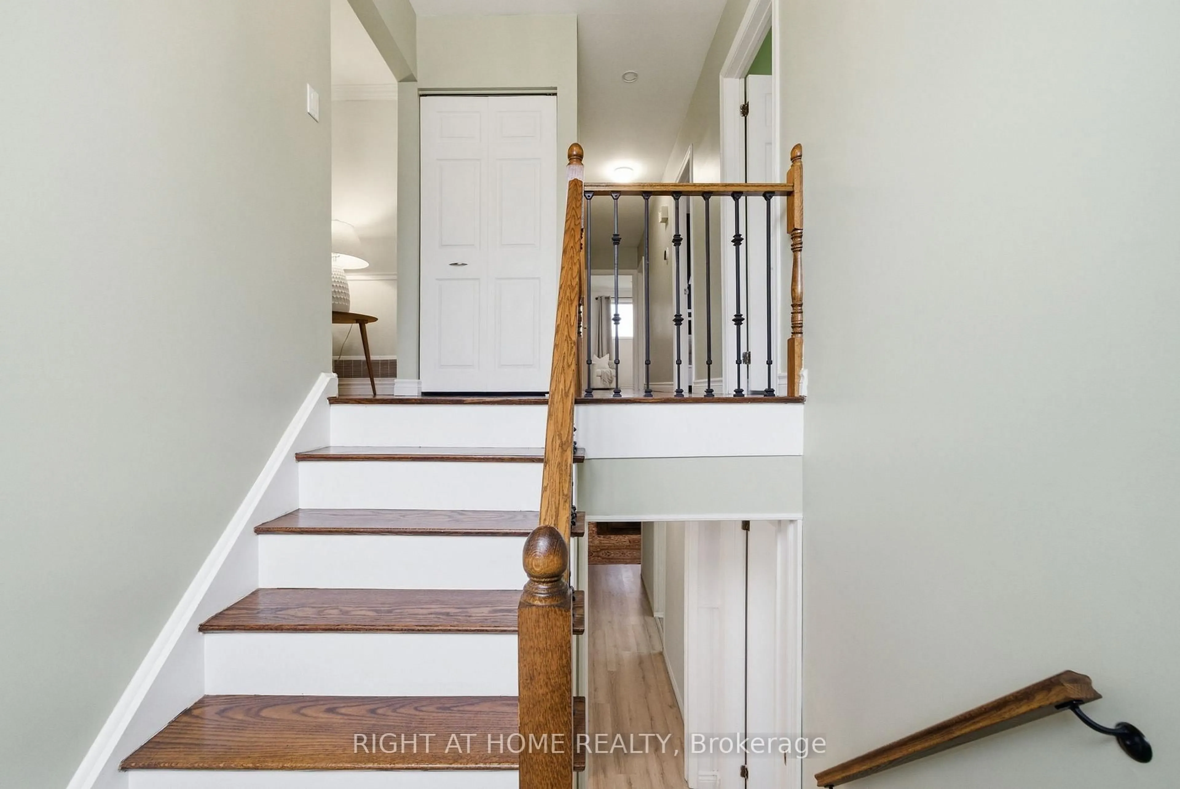 Indoor entryway for 826 West Shore Blvd, Pickering Ontario L1W 2V6