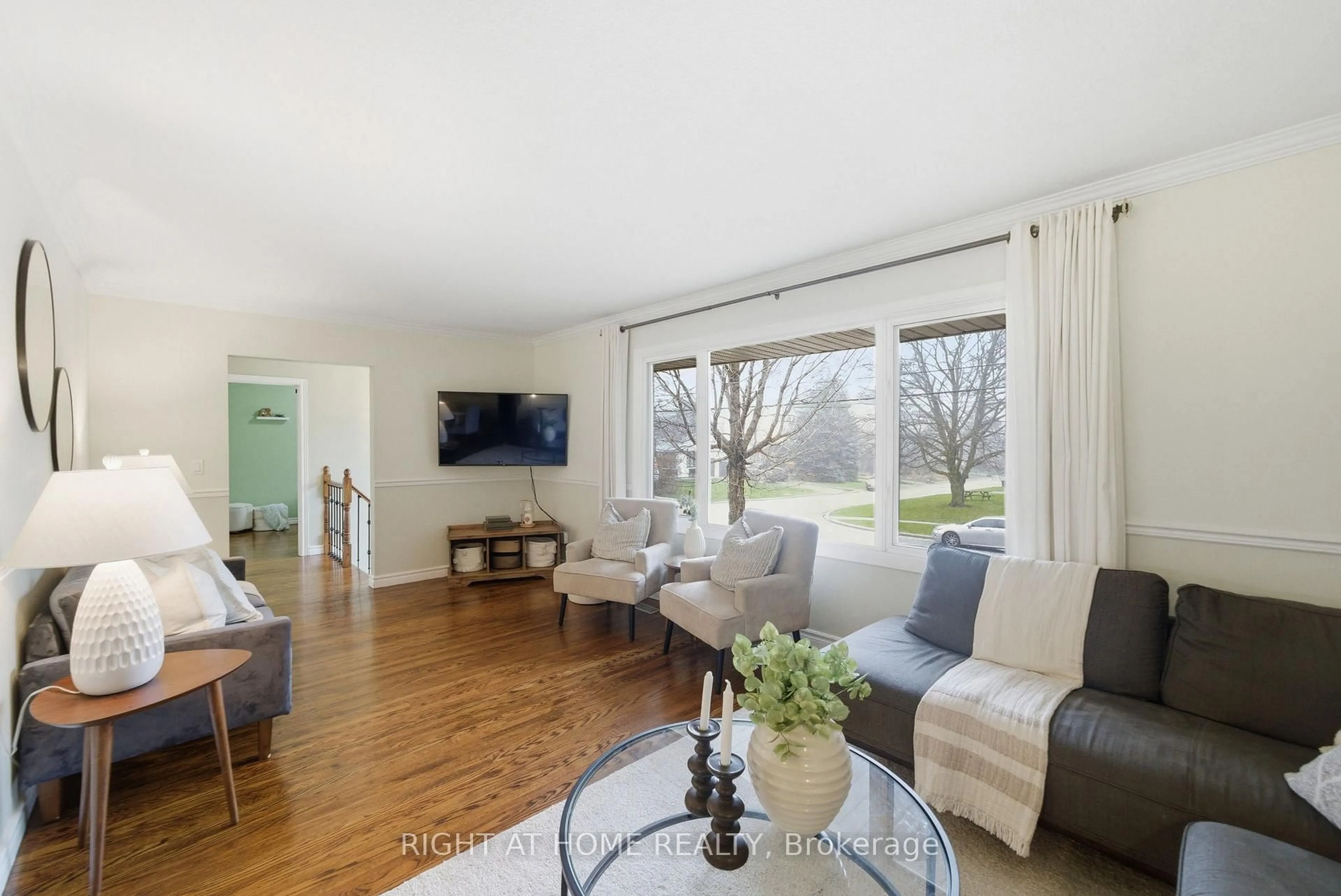 Living room with furniture, wood/laminate floor for 826 West Shore Blvd, Pickering Ontario L1W 2V6