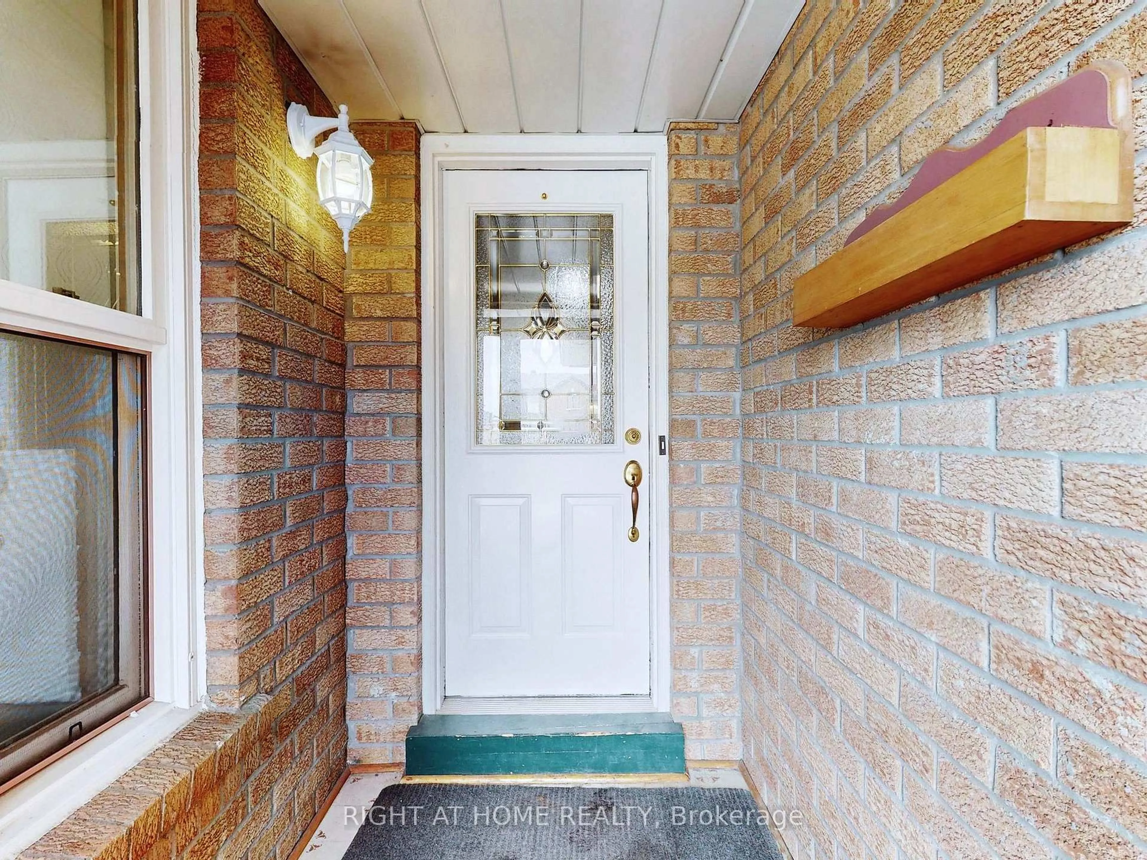 Indoor entryway for 531 Steeple Hill, Pickering Ontario L1V 5Z6
