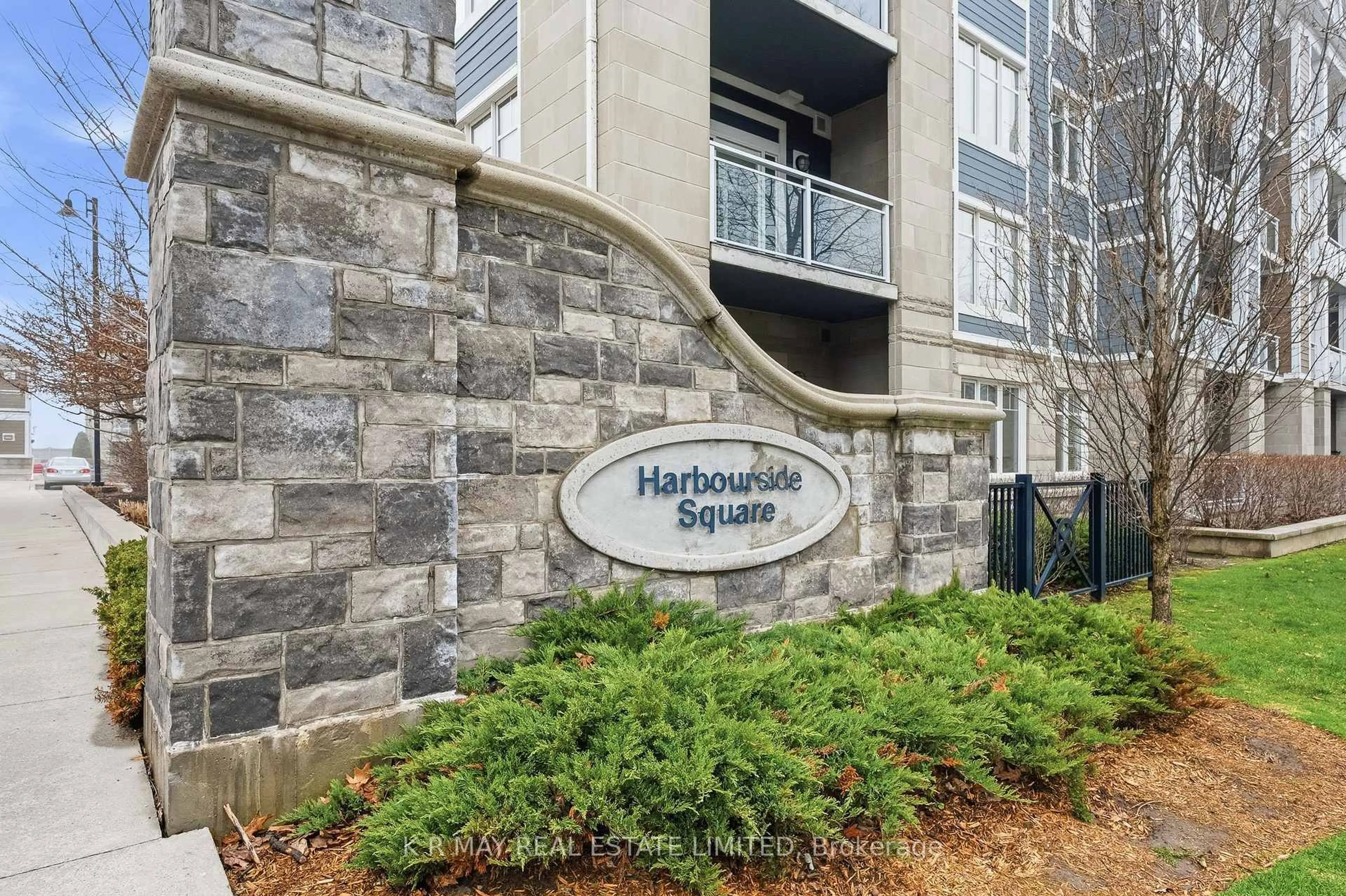 Indoor foyer for 660 Gordon St #106, Whitby Ontario L1N 0L1