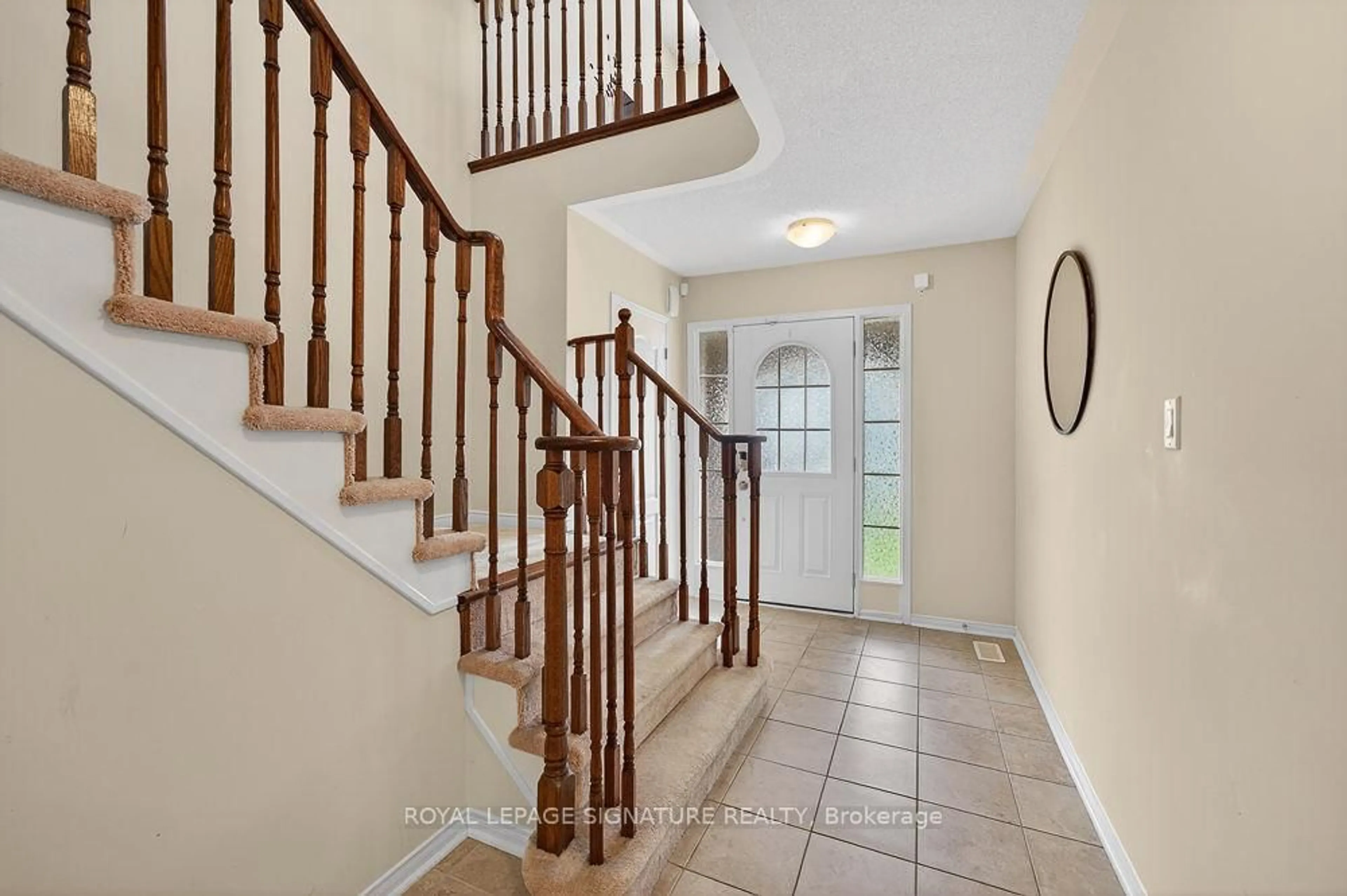 Indoor entryway for 787 McCue Dr, Oshawa Ontario L1K 0R1