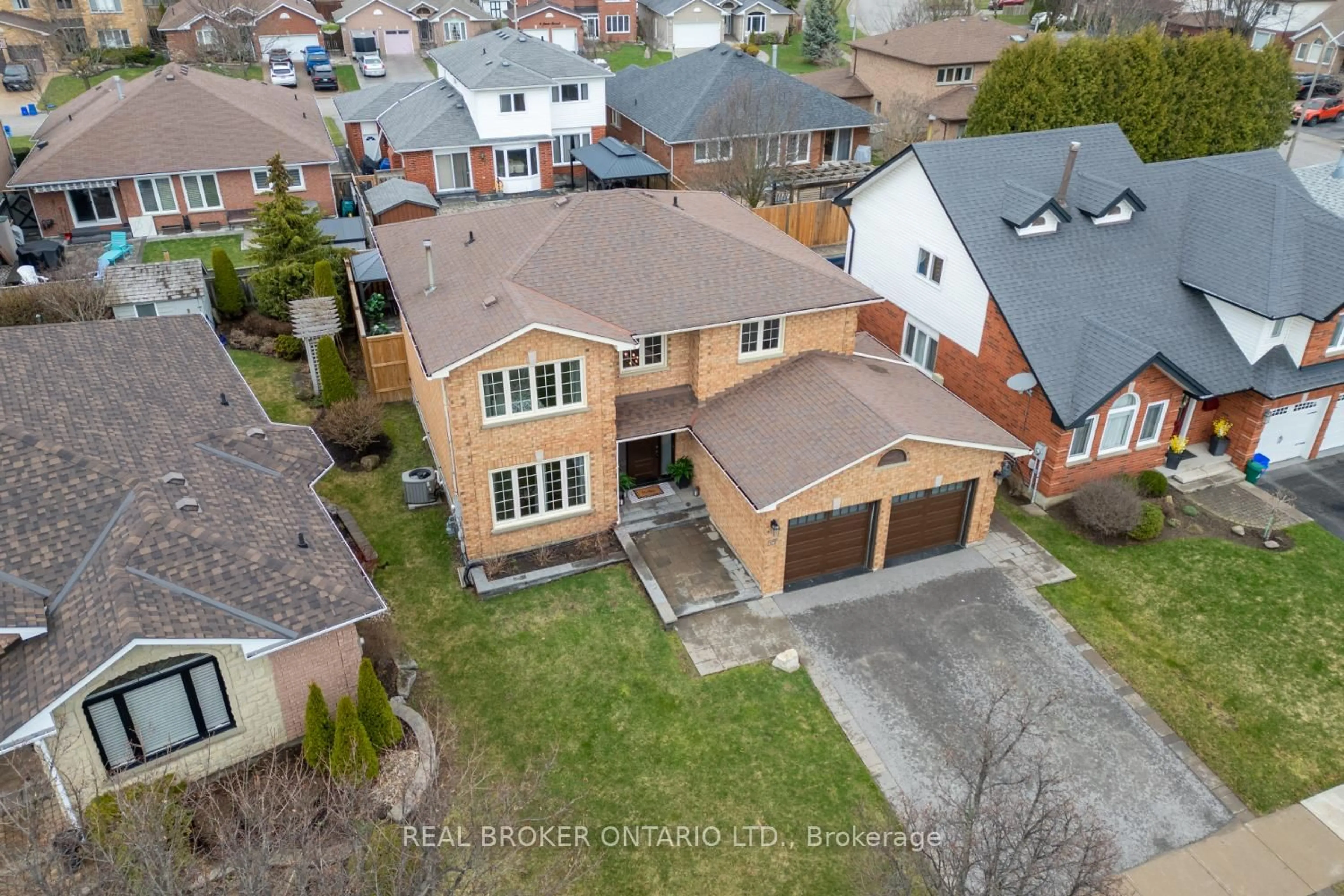 A pic from outside/outdoor area/front of a property/back of a property/a pic from drone, street for 55 Mull Cres, Clarington Ontario L1E 2E2