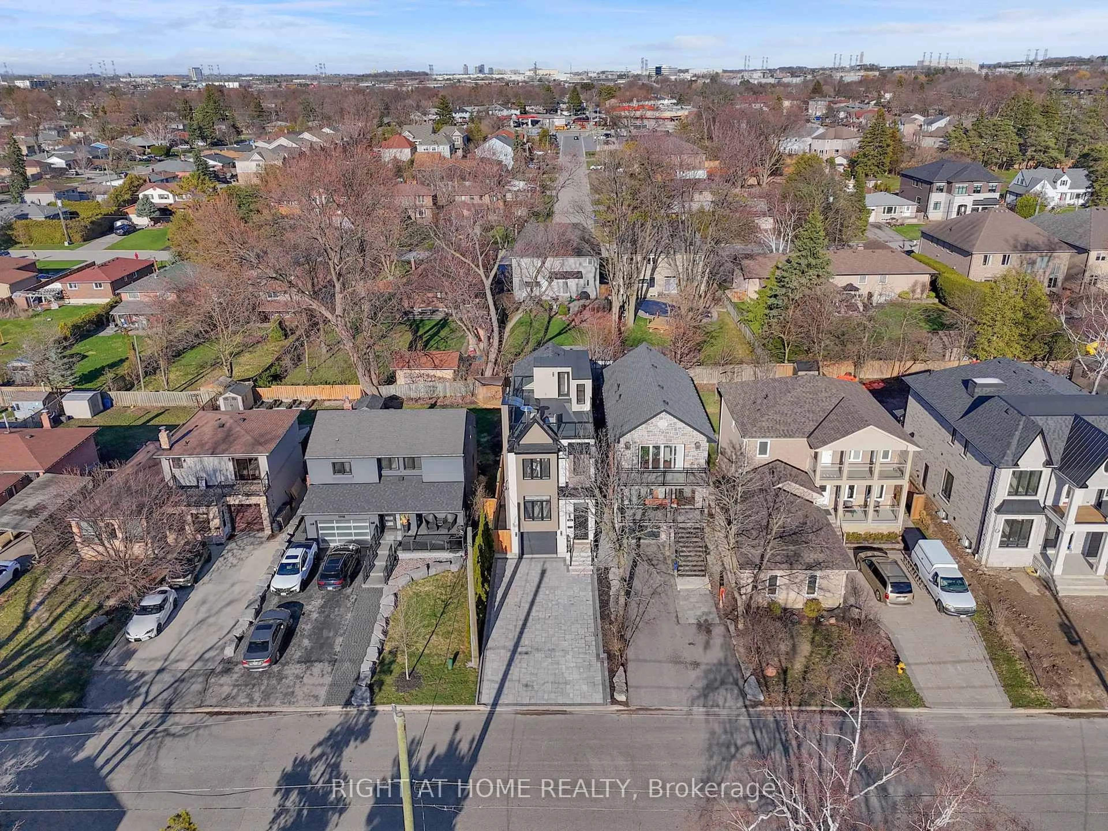 A pic from outside/outdoor area/front of a property/back of a property/a pic from drone, street for 819 Fairview Ave, Pickering Ontario L1W 1M7