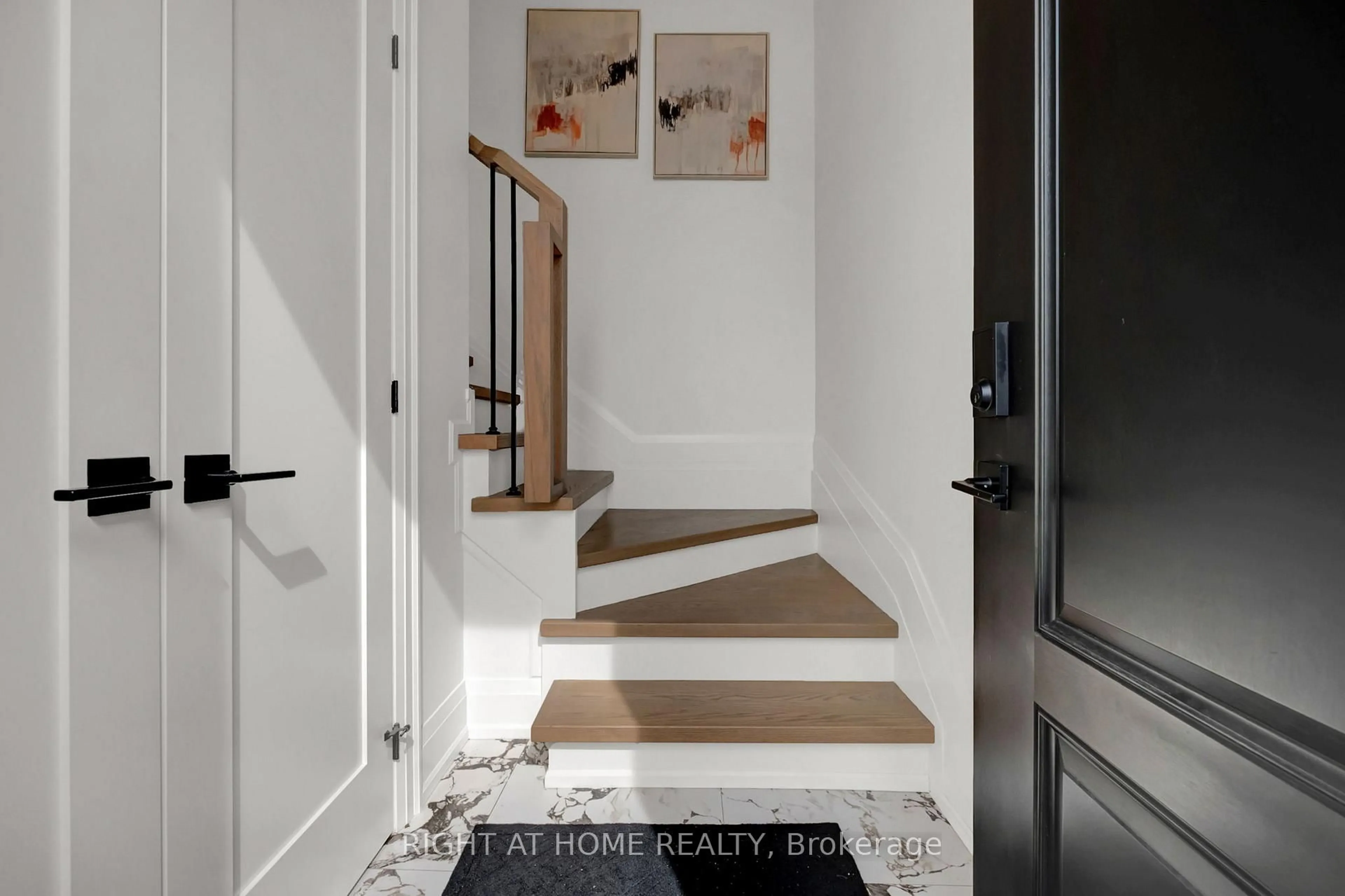 Indoor entryway for 819 Fairview Ave, Pickering Ontario L1W 1M7