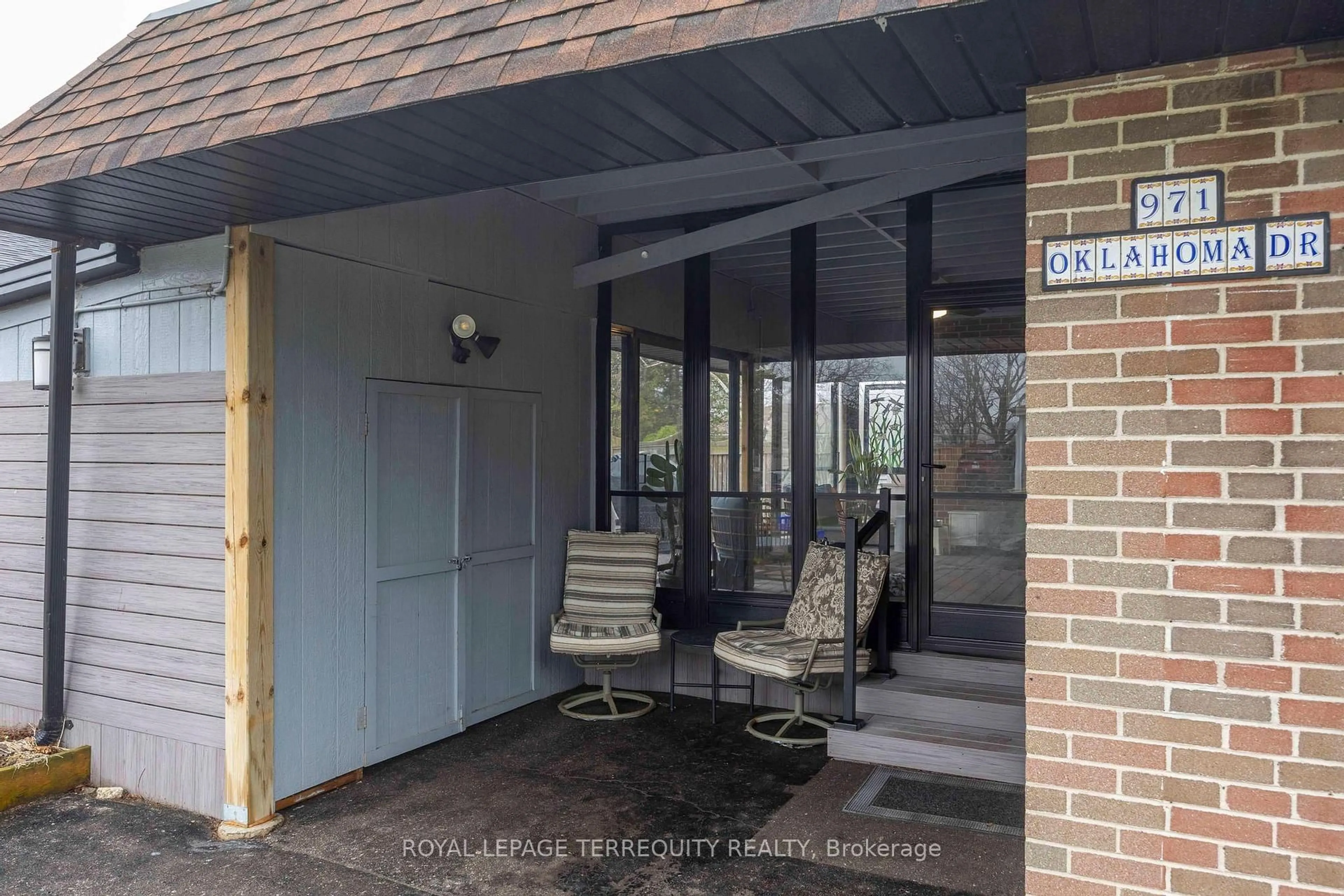 Indoor foyer for 971 Oklahoma Dr, Pickering Ontario L1W 2H8