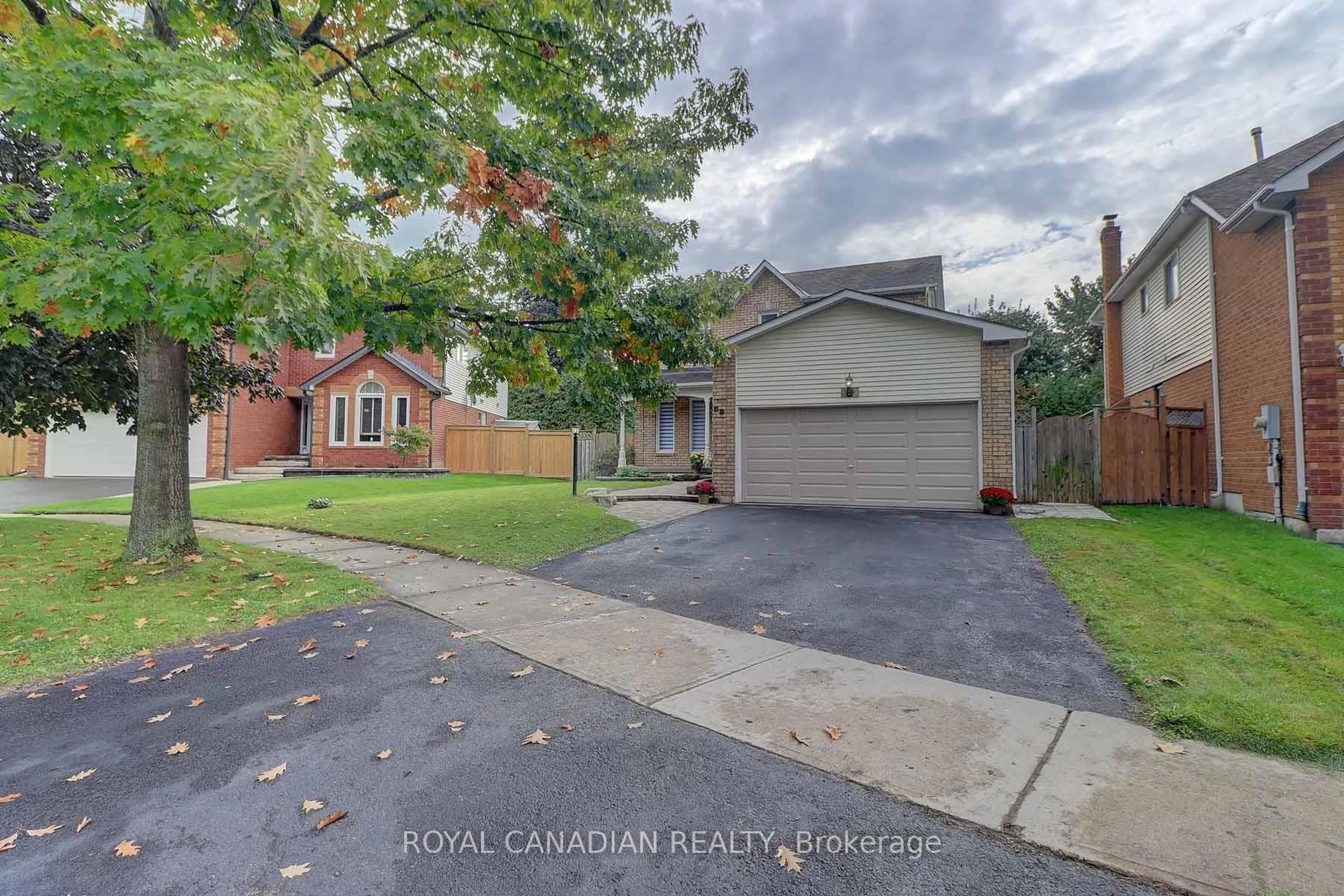 A pic from outside/outdoor area/front of a property/back of a property/a pic from drone, street for 40 Doncaster Cres, Clarington Ontario L1B 1E7