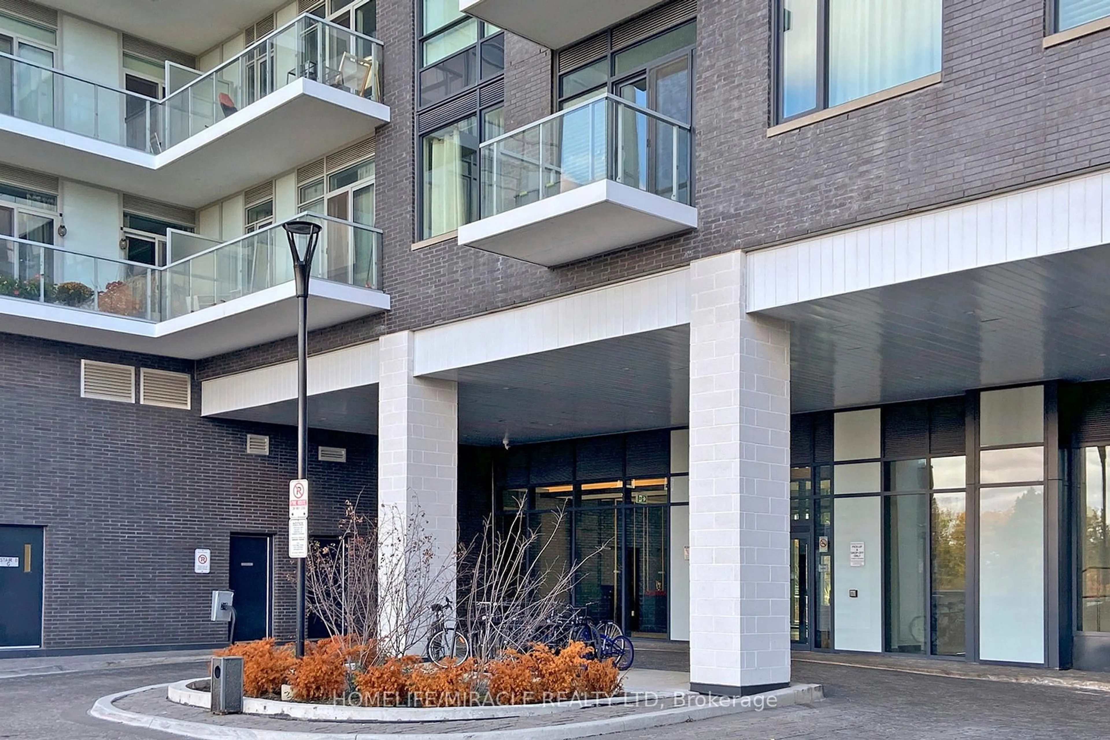 Indoor foyer for 3220 Sheppard Ave #613, Toronto Ontario M1T 0B7