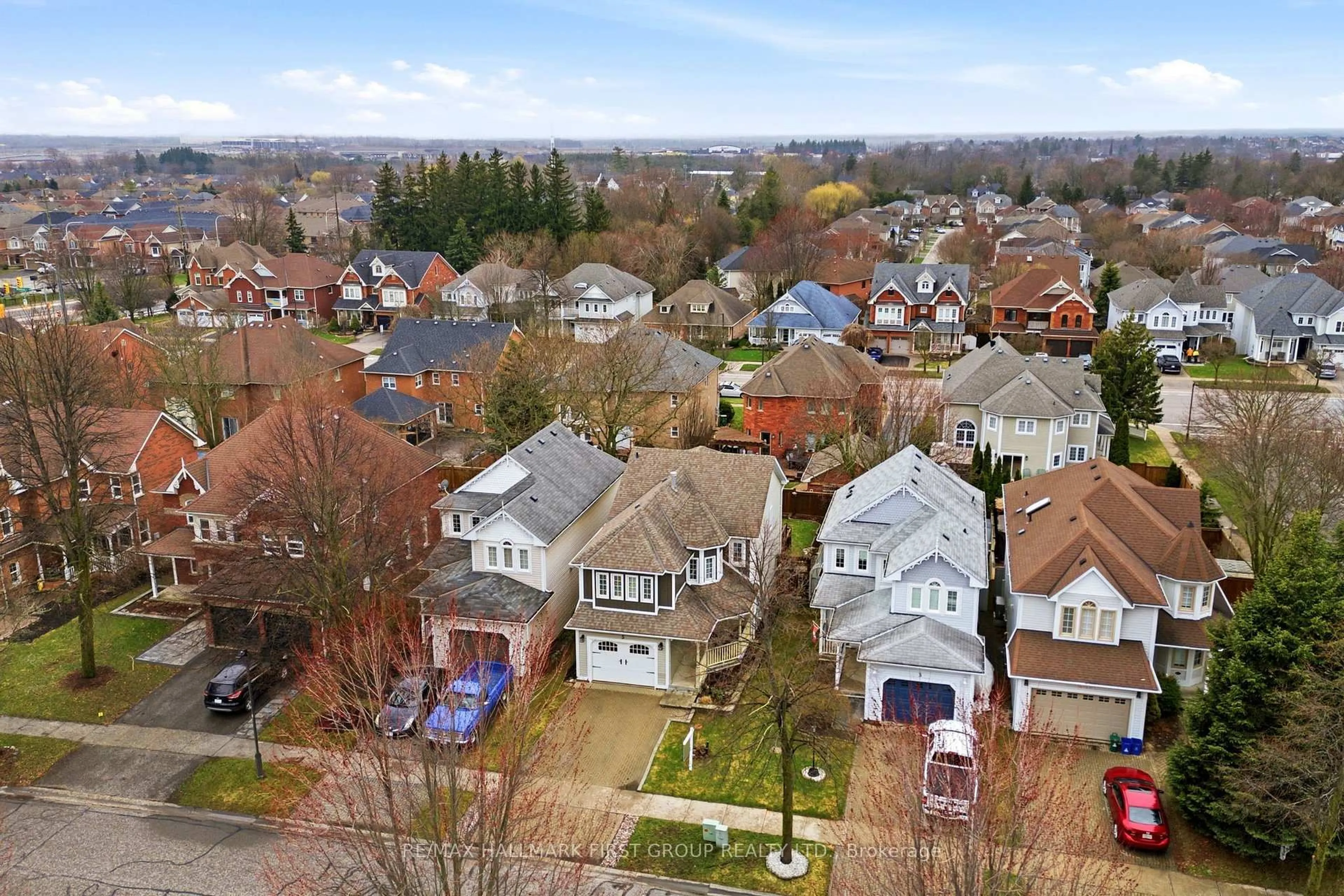 A pic from outside/outdoor area/front of a property/back of a property/a pic from drone, street for 5 Knox Cres, Whitby Ontario L1M 1C8