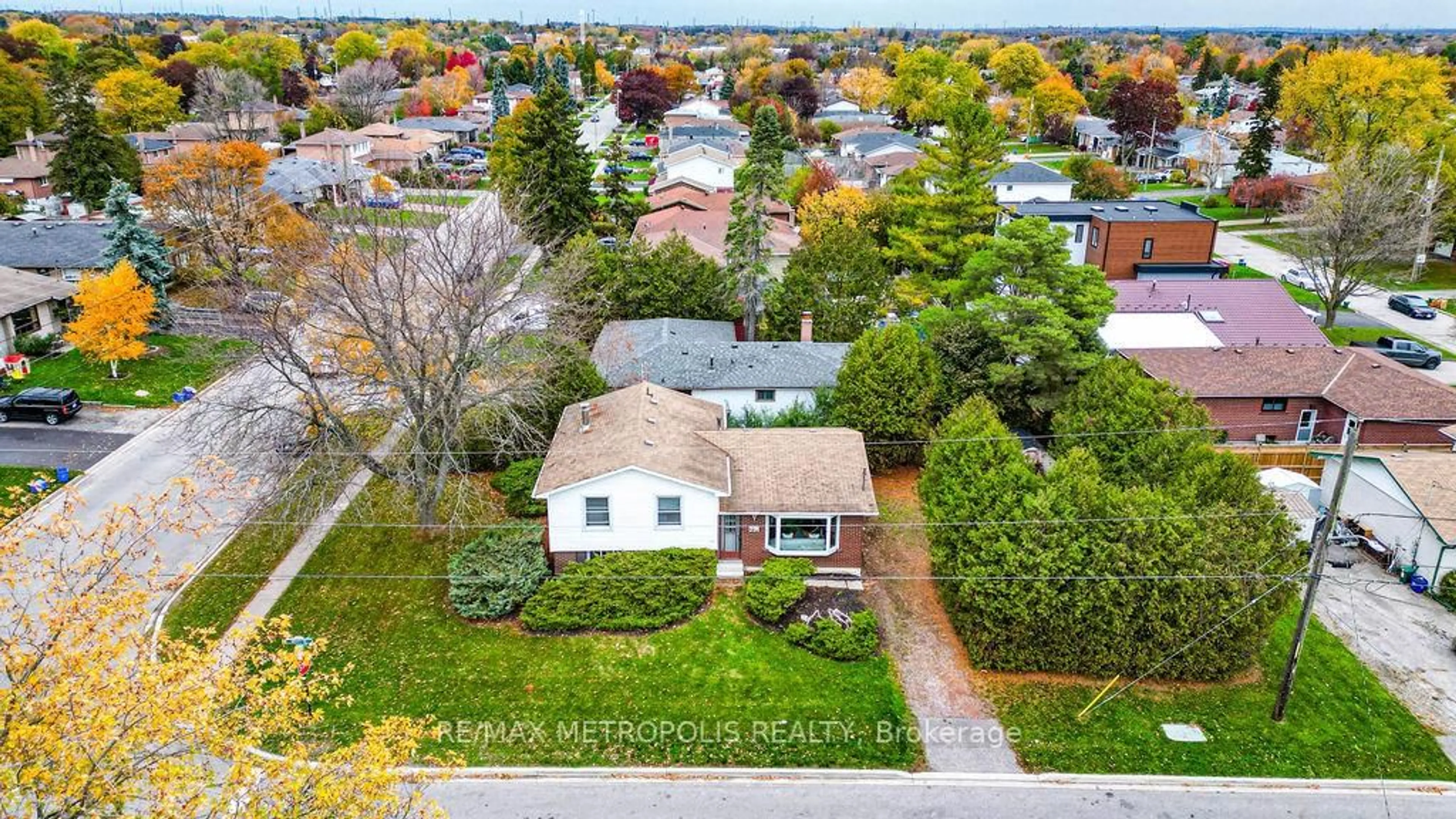 A pic from outside/outdoor area/front of a property/back of a property/a pic from drone, street for 761 West Shore Blvd, Pickering Ontario L1W 2V5