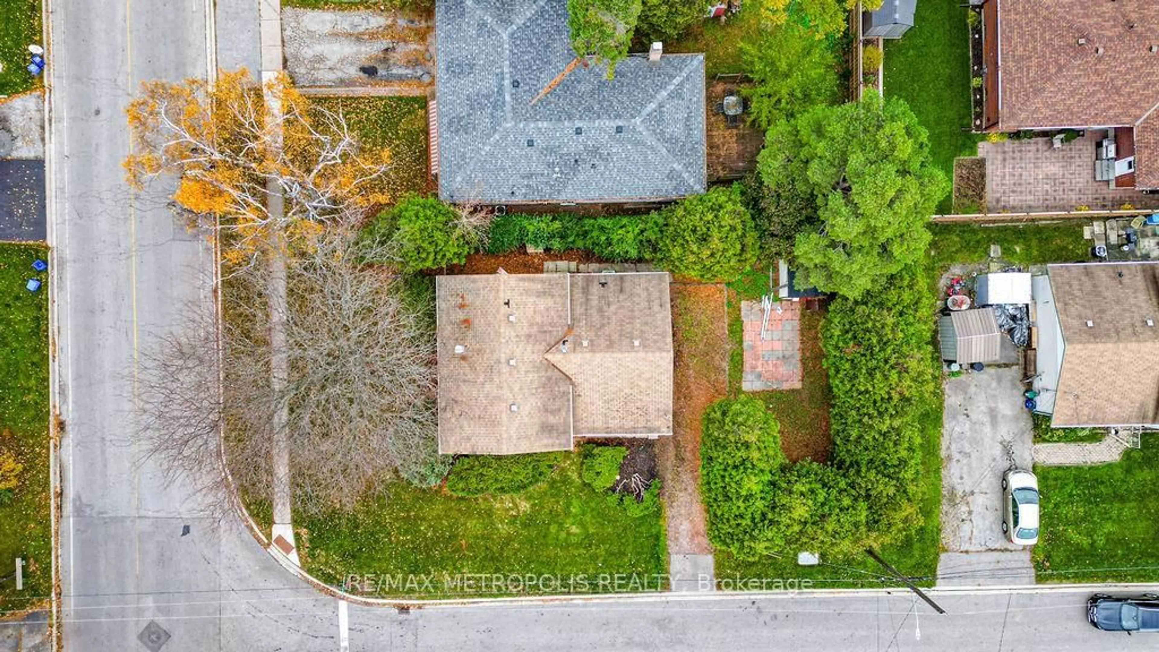 A pic from outside/outdoor area/front of a property/back of a property/a pic from drone, street for 761 West Shore Blvd, Pickering Ontario L1W 2V5