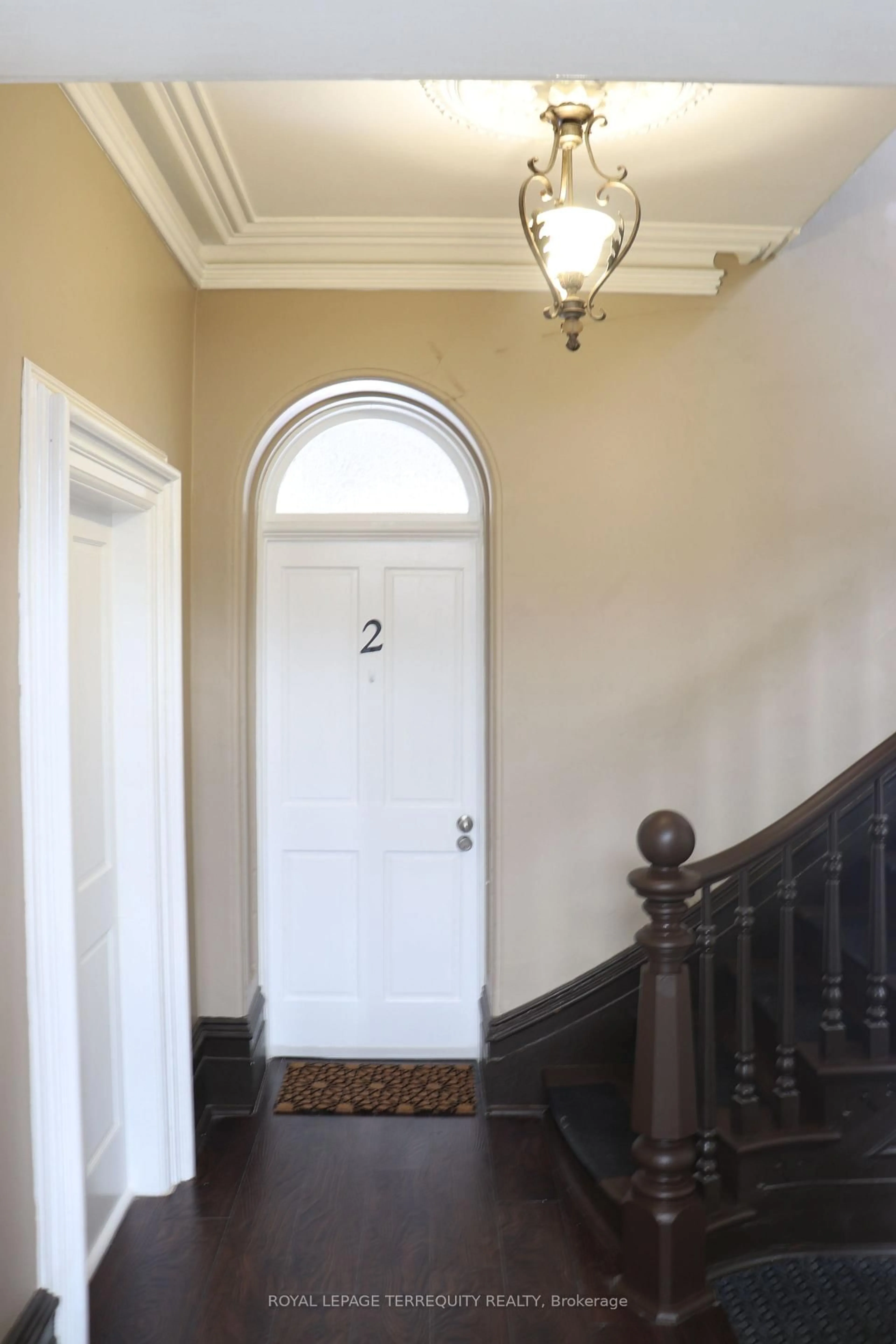 Indoor foyer for 51 Nassau St, Oshawa Ontario L1J 4A3