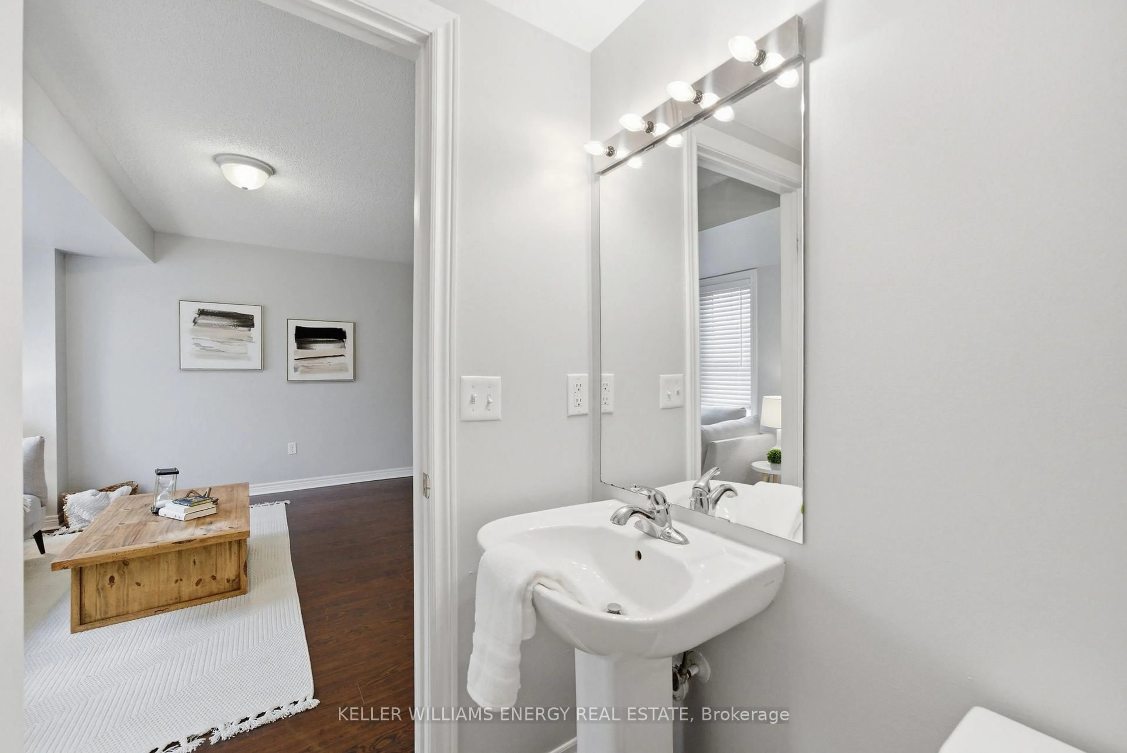 Standard bathroom, ceramic/tile floor for 1771 Carousel Dr, Pickering Ontario L1X 0C2