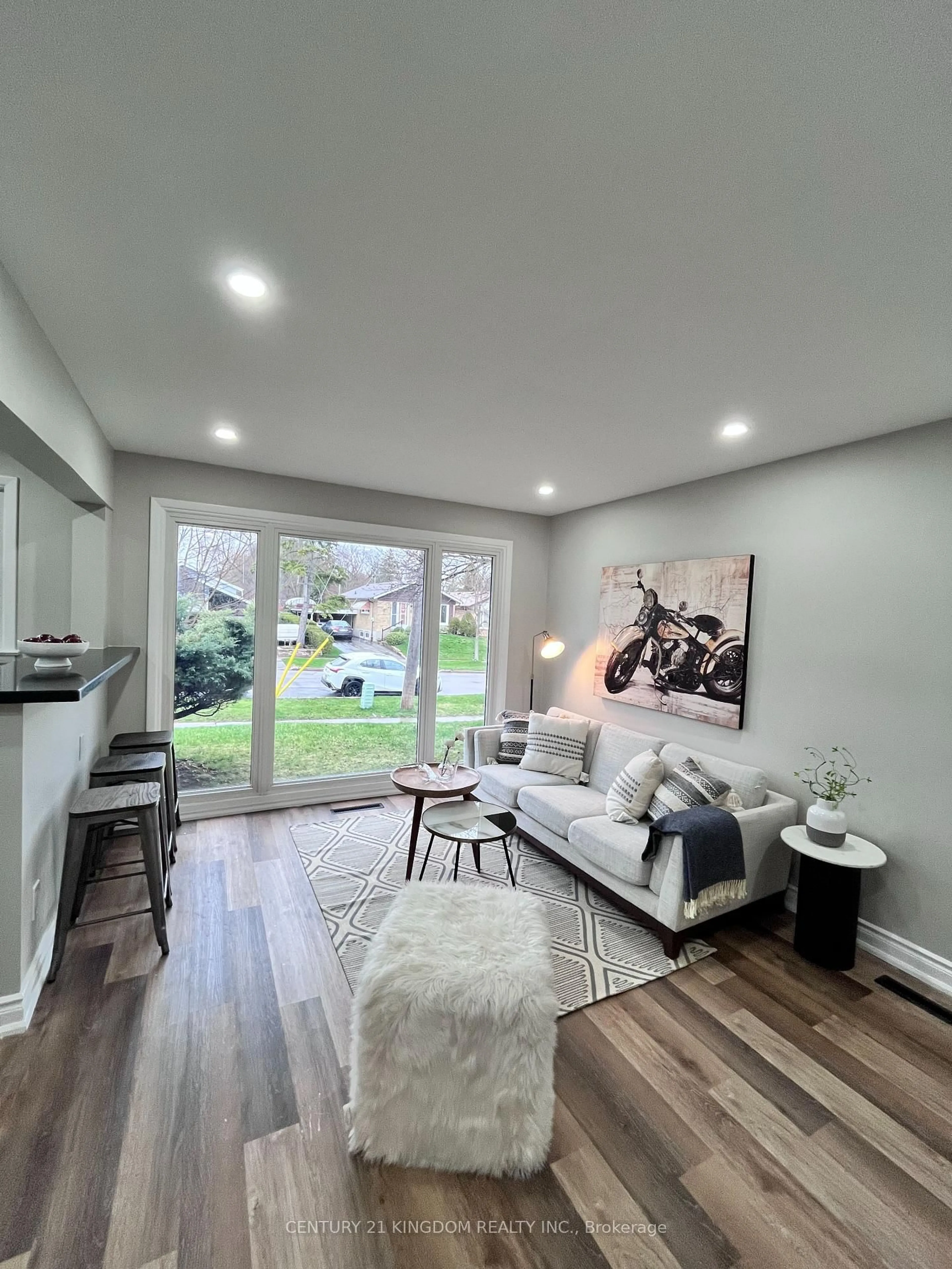 Living room with furniture, wood/laminate floor for 3 Botany Hill Rd, Toronto Ontario M1G 3K1