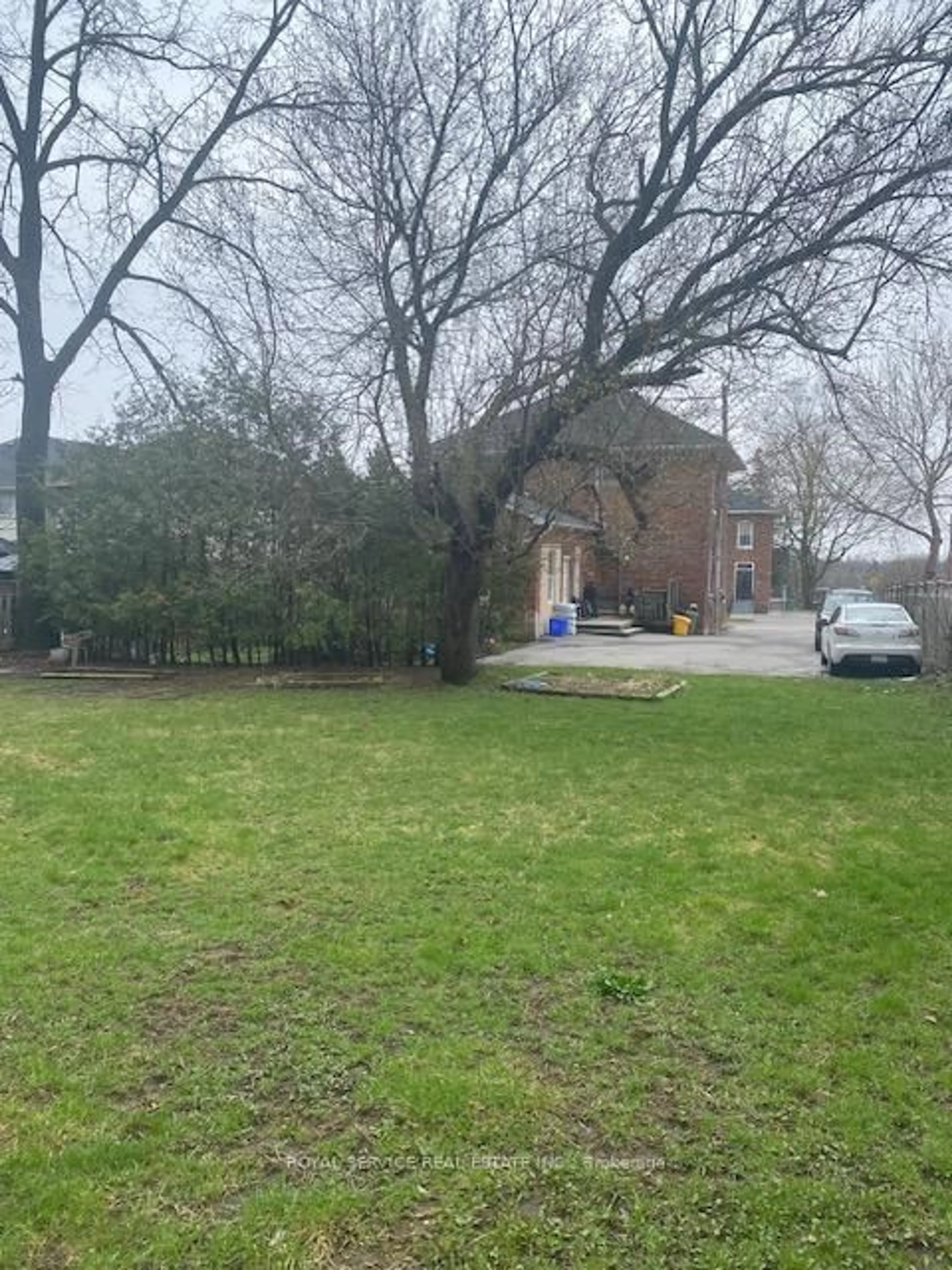 A pic from outside/outdoor area/front of a property/back of a property/a pic from drone, street for 102 Queen St, Clarington Ontario L1C 1M6