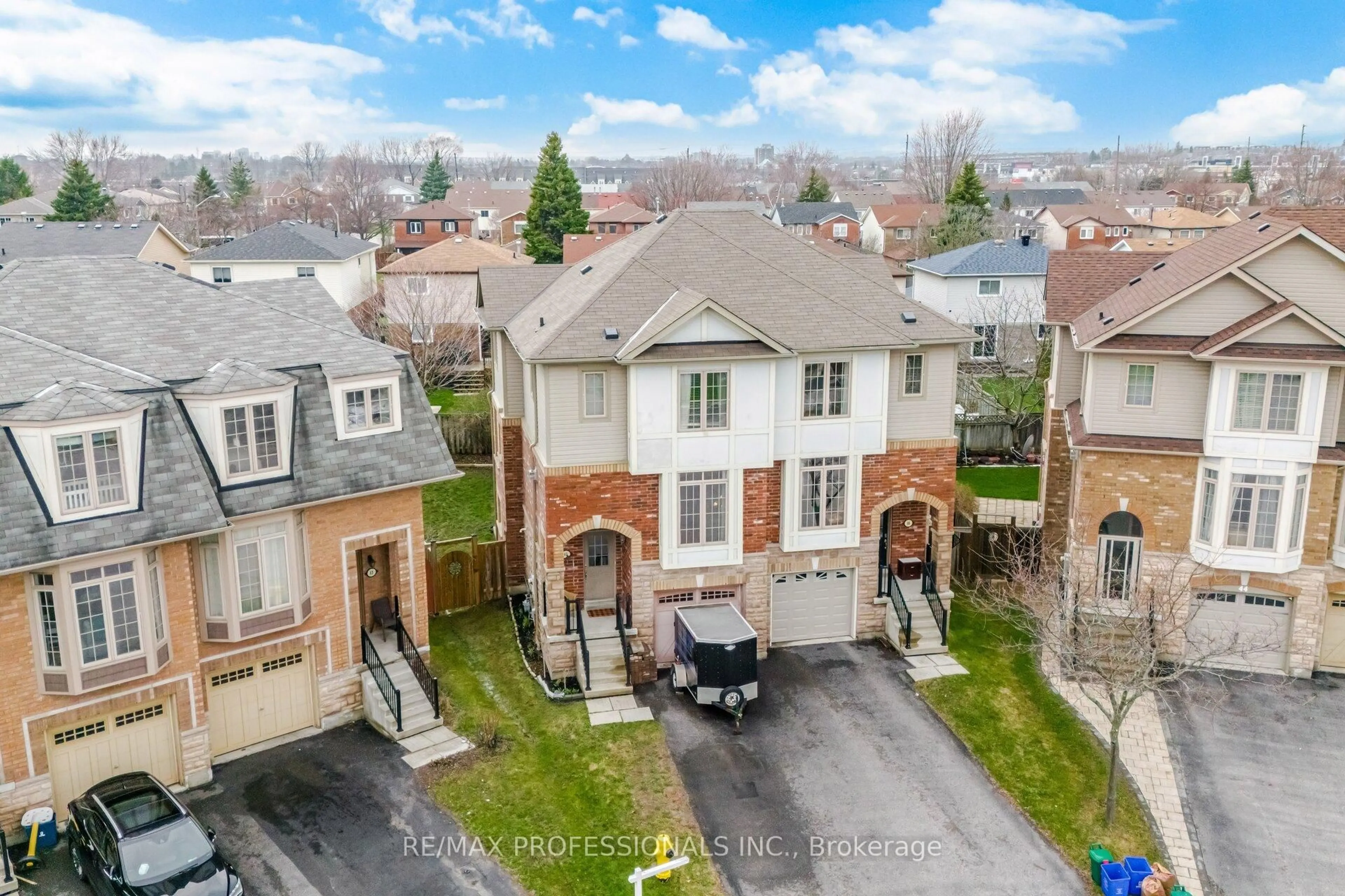 A pic from outside/outdoor area/front of a property/back of a property/a pic from drone, street for 45 Horton St, Ajax Ontario L1Z 1E3