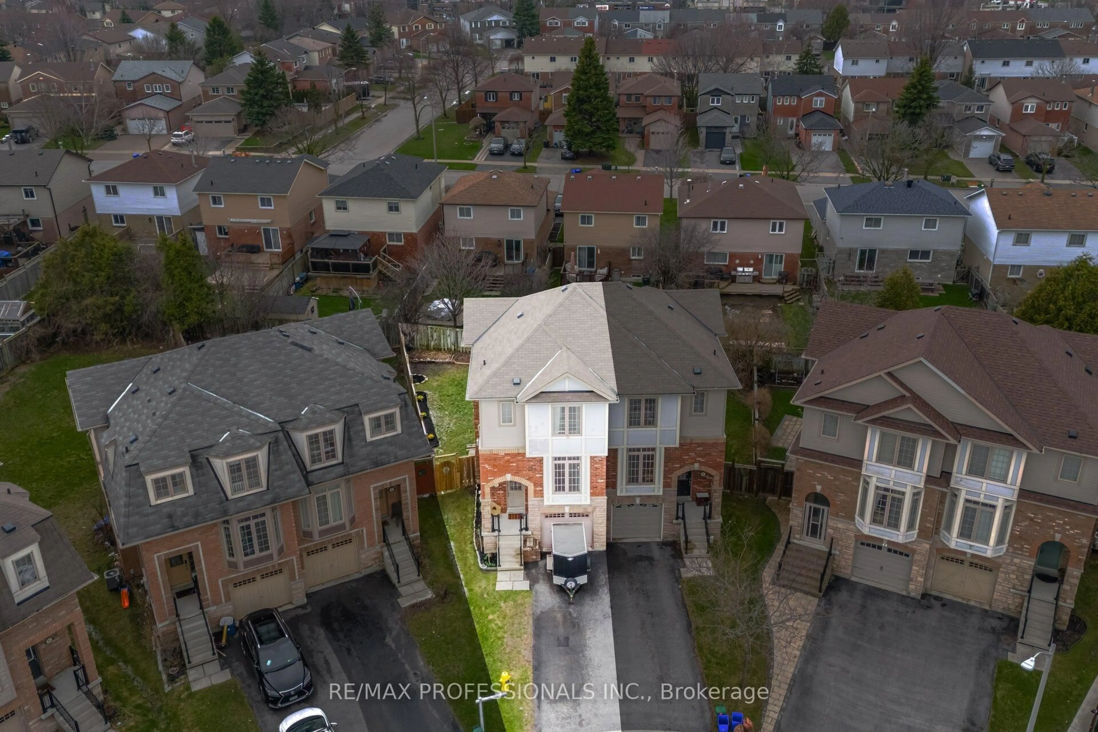 A pic from outside/outdoor area/front of a property/back of a property/a pic from drone, street for 45 Horton St, Ajax Ontario L1Z 1E3