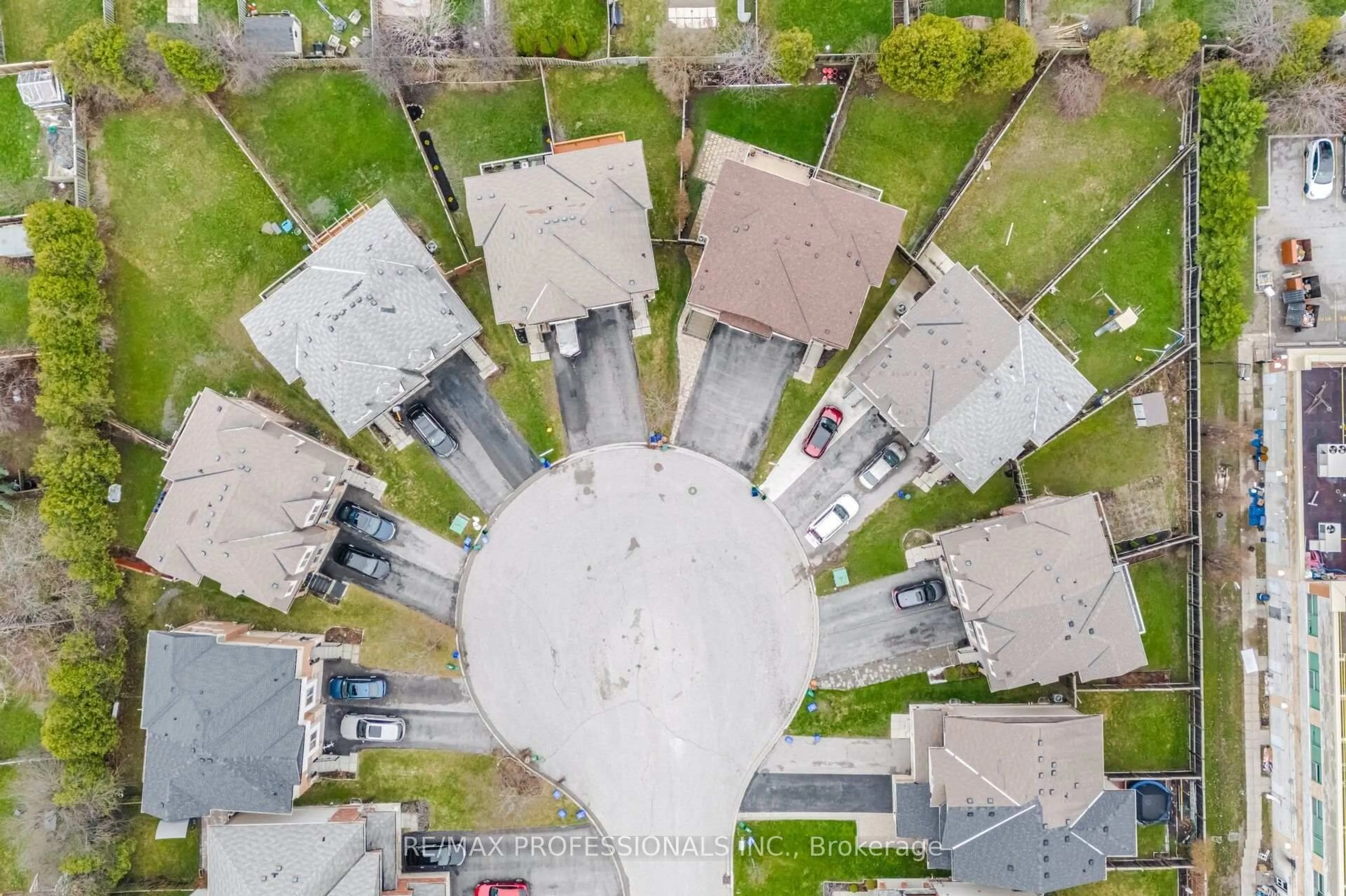 A pic from outside/outdoor area/front of a property/back of a property/a pic from drone, street for 45 Horton St, Ajax Ontario L1Z 1E3