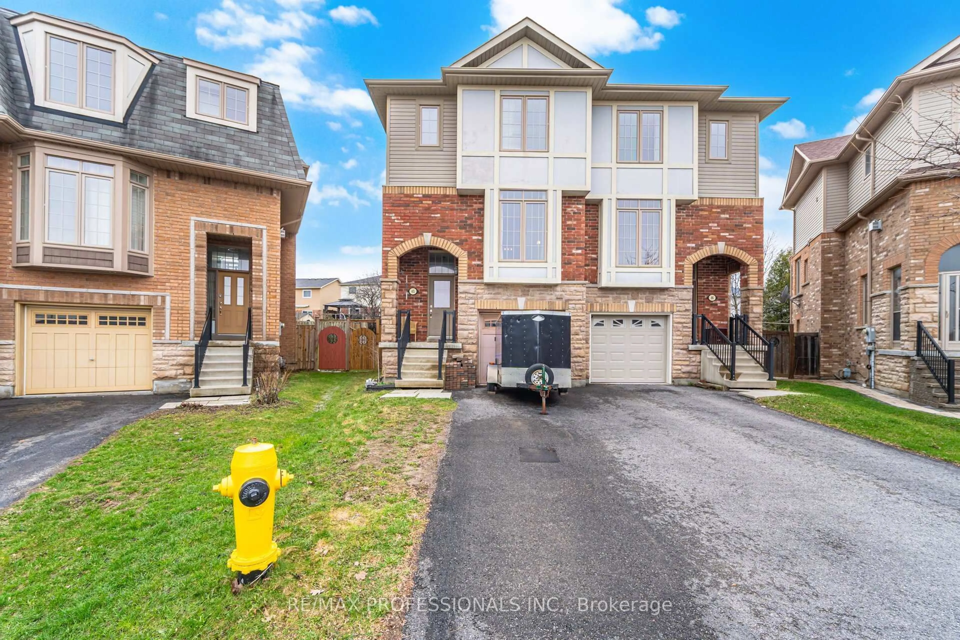 A pic from outside/outdoor area/front of a property/back of a property/a pic from drone, street for 45 Horton St, Ajax Ontario L1Z 1E3