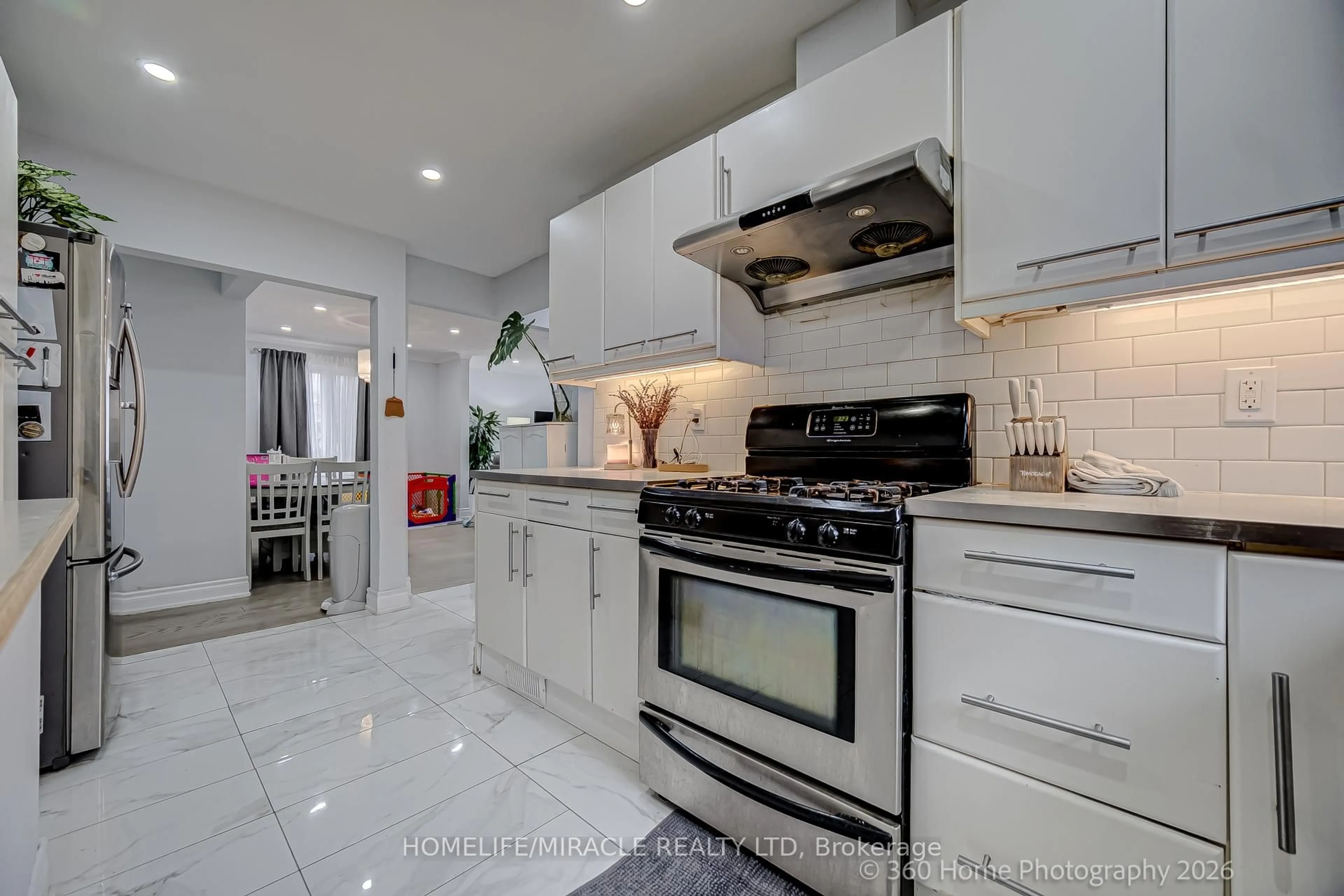 Open concept kitchen, ceramic/tile floor for 17 Montvale Dr, Toronto Ontario M1M 3E5