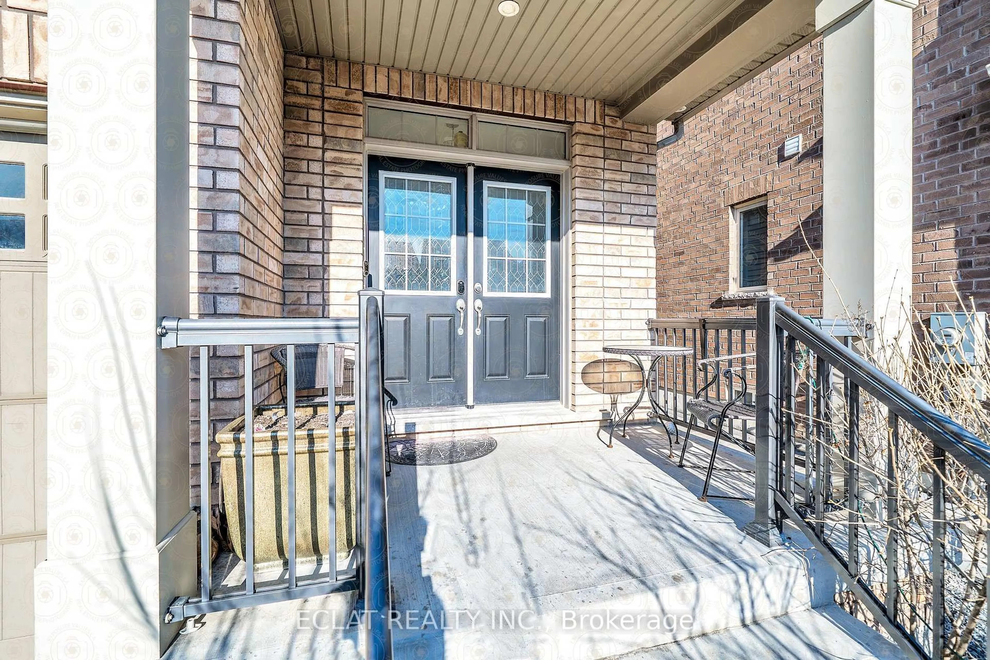 Indoor entryway for 2553 Craftsman Dr, Oshawa Ontario L1L 0M4
