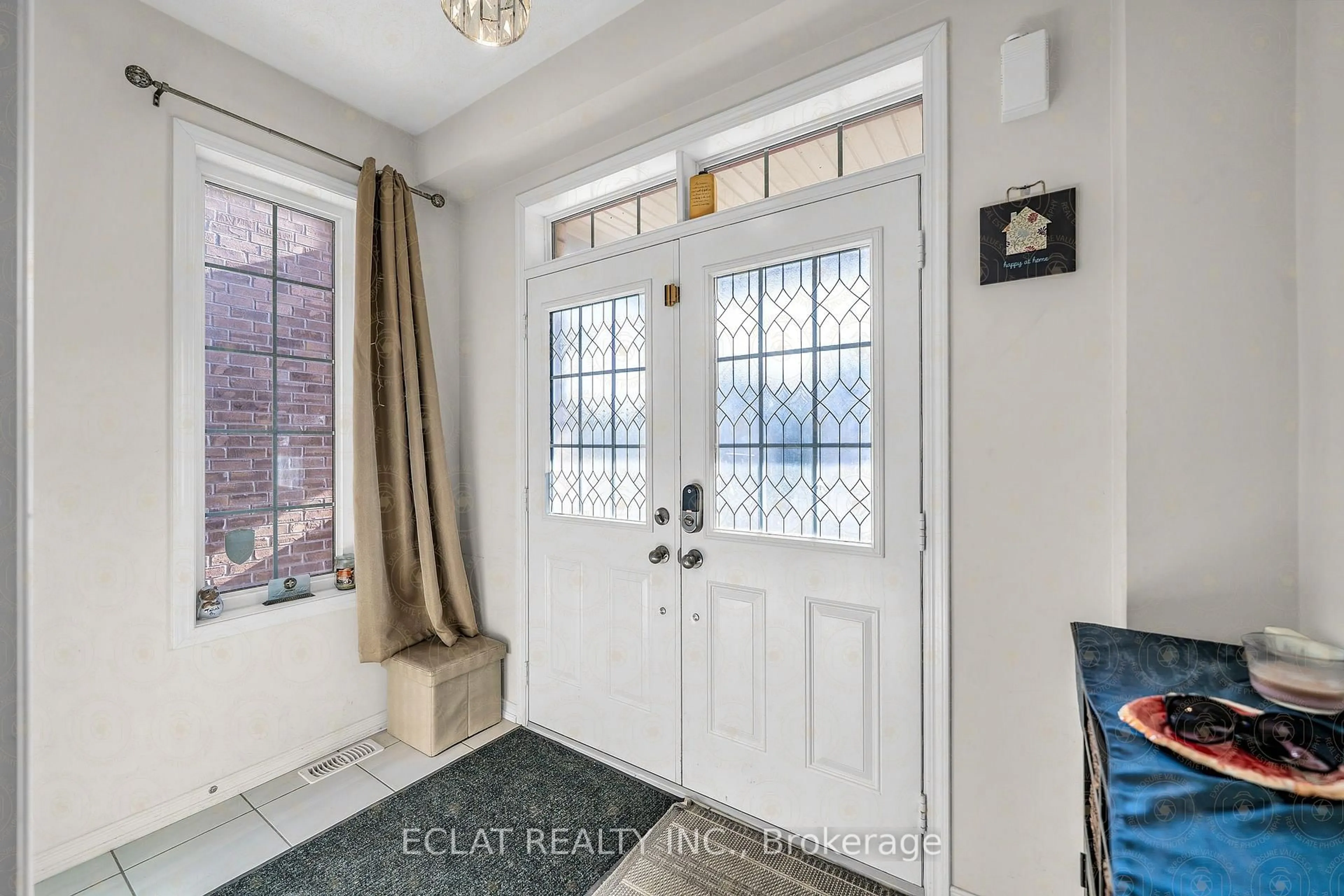 Indoor entryway for 2553 Craftsman Dr, Oshawa Ontario L1L 0M4