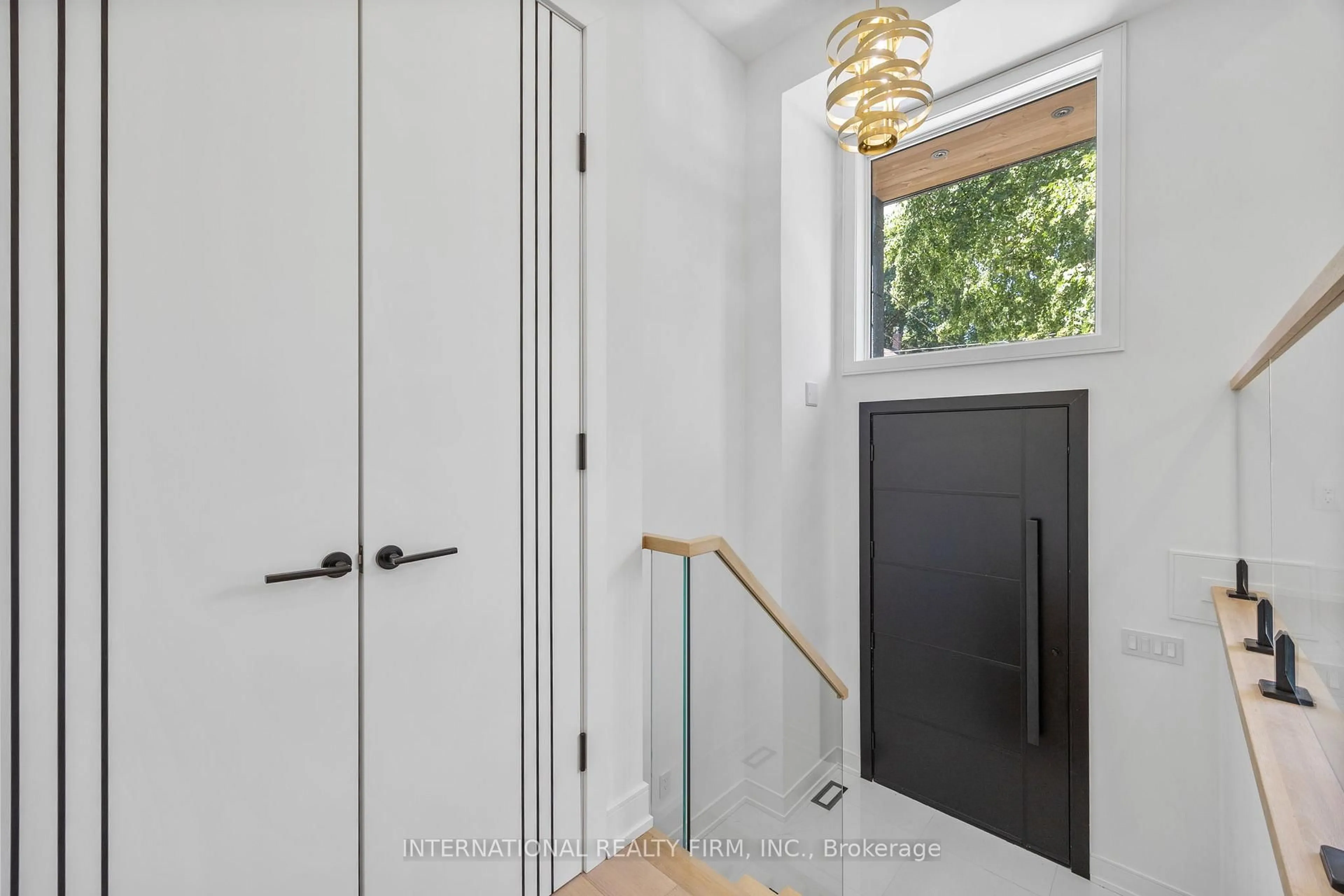 Indoor entryway for 19 Ivy Ave, Toronto Ontario M4L 2H6