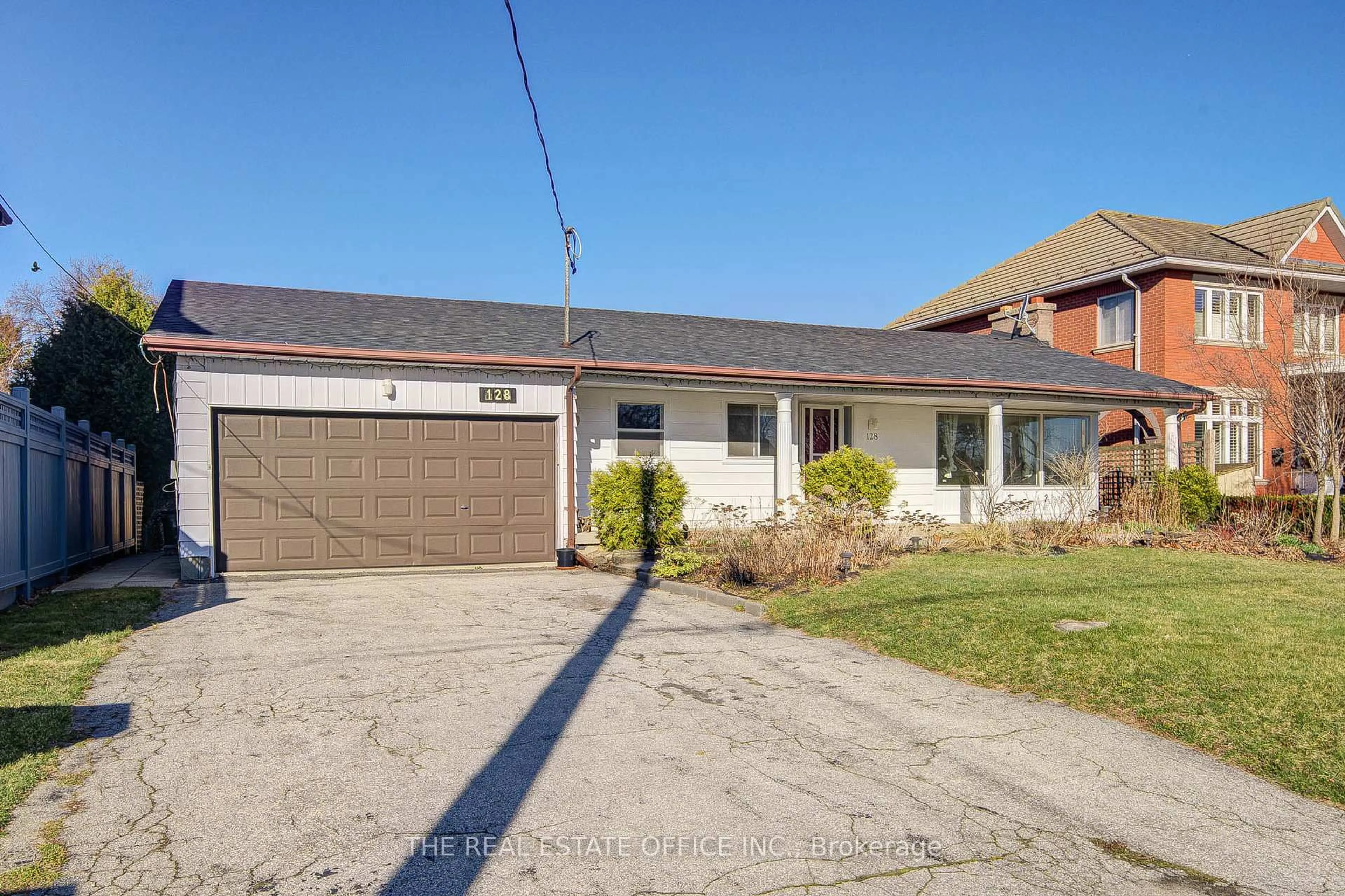 A pic from outside/outdoor area/front of a property/back of a property/a pic from drone, street for 128 Fairglen Ave, Toronto Ontario M1W 1A7