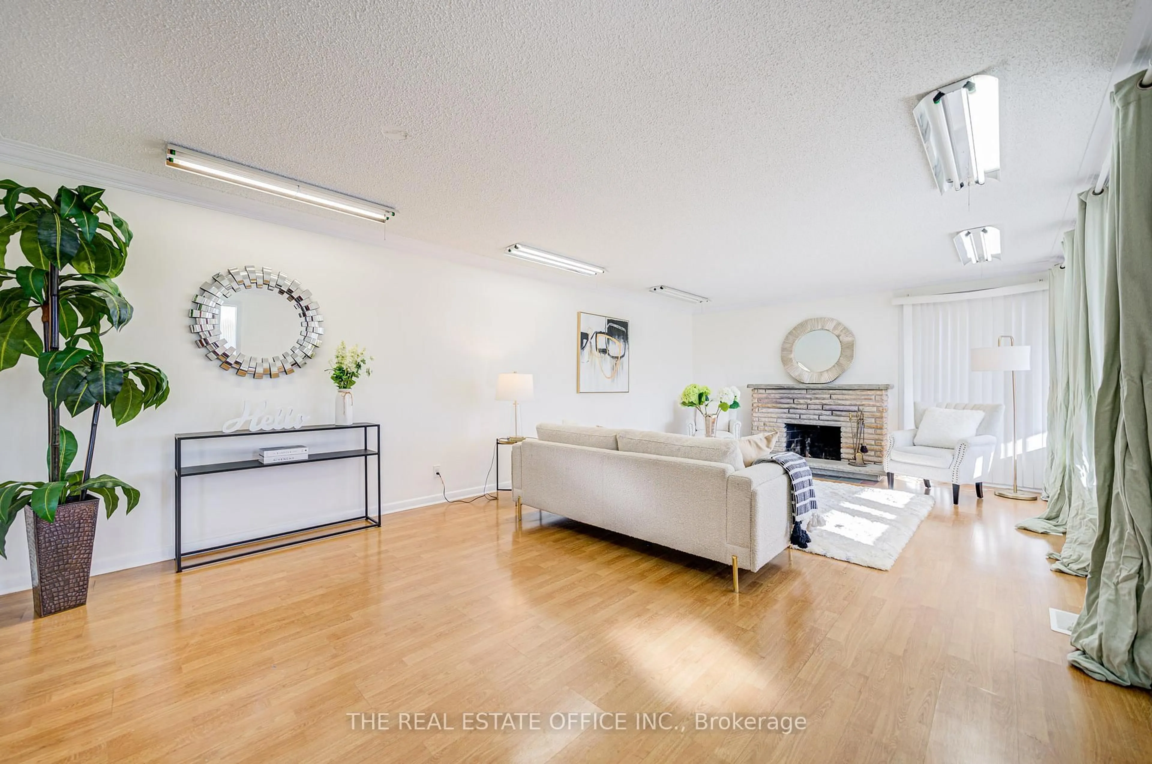 Living room with furniture, unknown for 128 Fairglen Ave, Toronto Ontario M1W 1A7