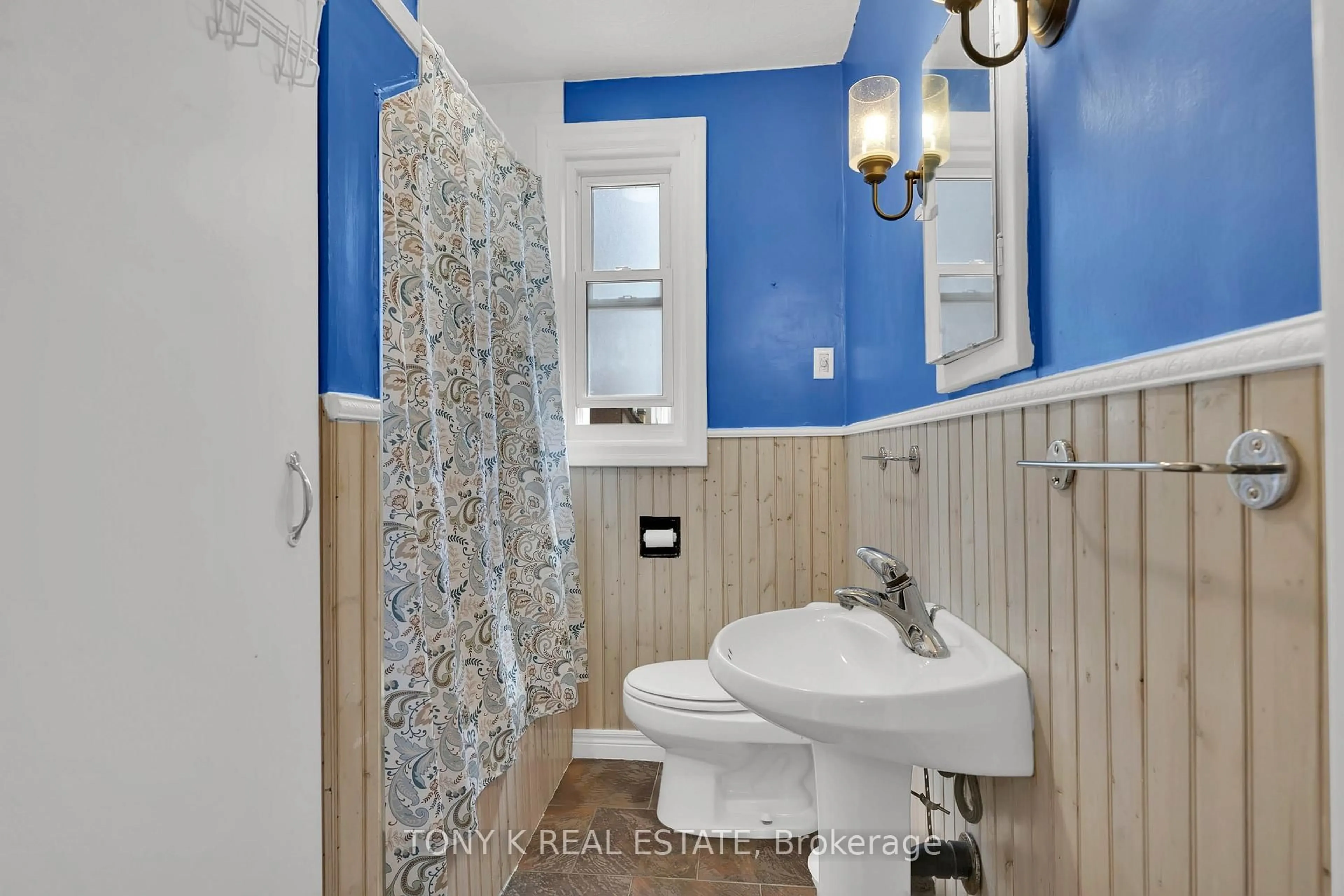 Standard bathroom, ceramic/tile floor for 20 North Woodrow Blvd, Toronto Ontario M1K 1W1