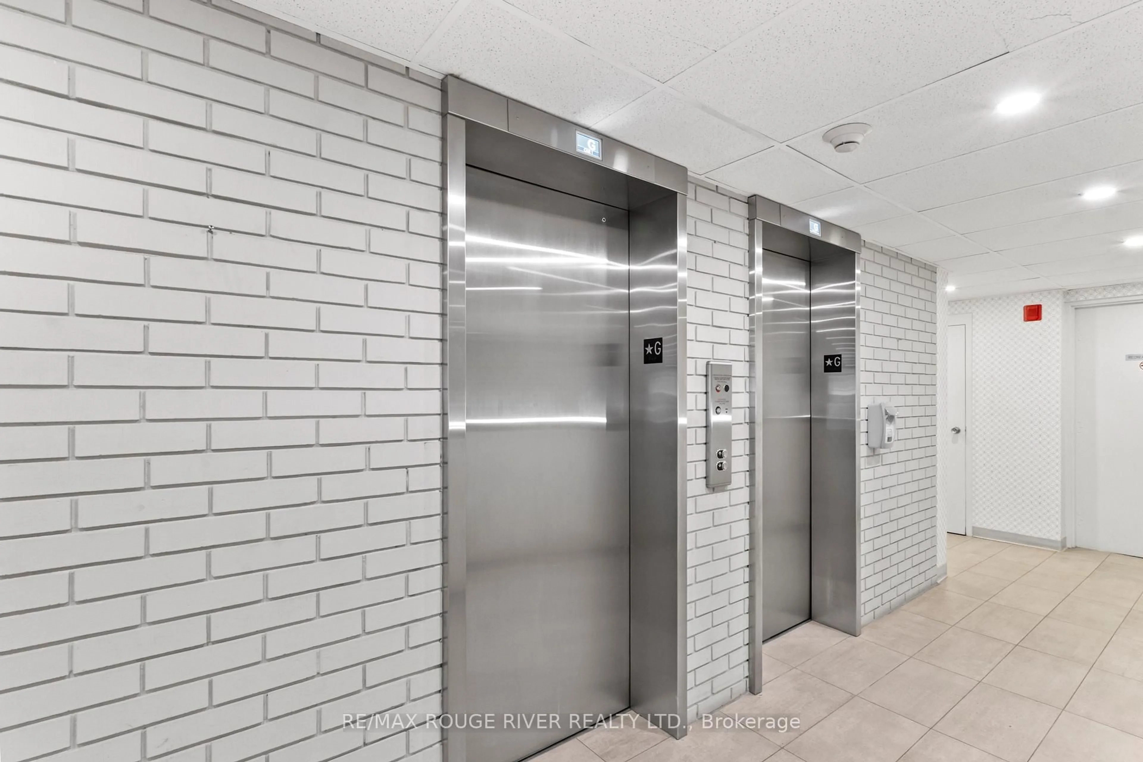 Indoor foyer for 40 Chichester Pl #804, Toronto Ontario M1T 3R6