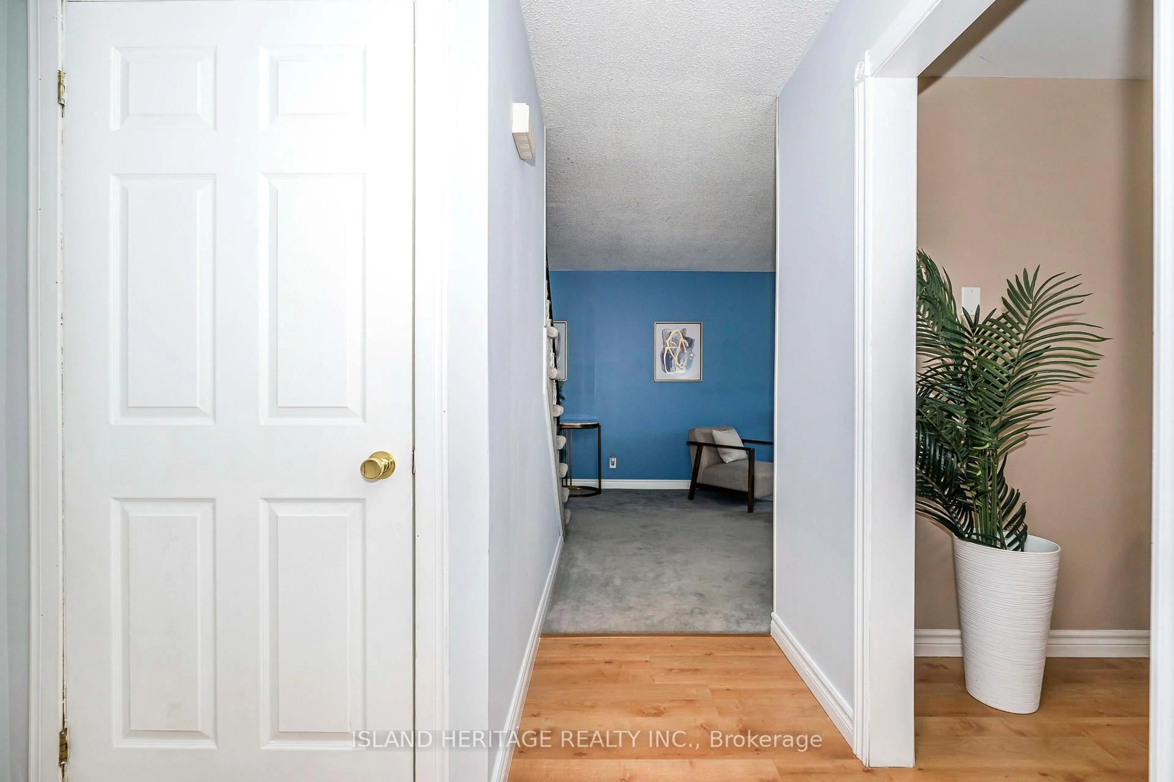 Indoor entryway for 730 Cedar St #3, Oshawa Ontario L1H 4M6