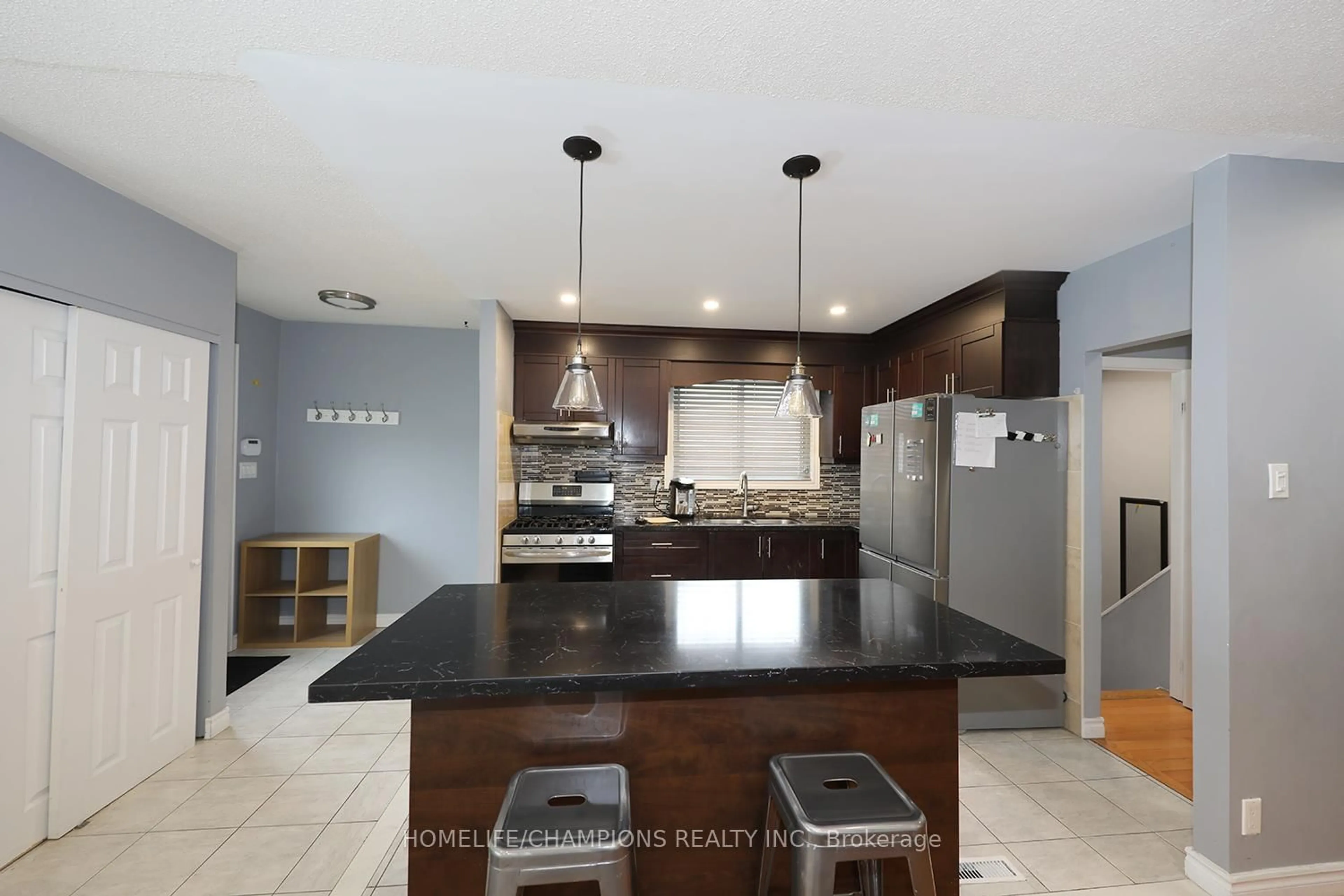 Open concept kitchen, ceramic/tile floor for 865 Vicki Dr, Pickering Ontario L1W 2J6