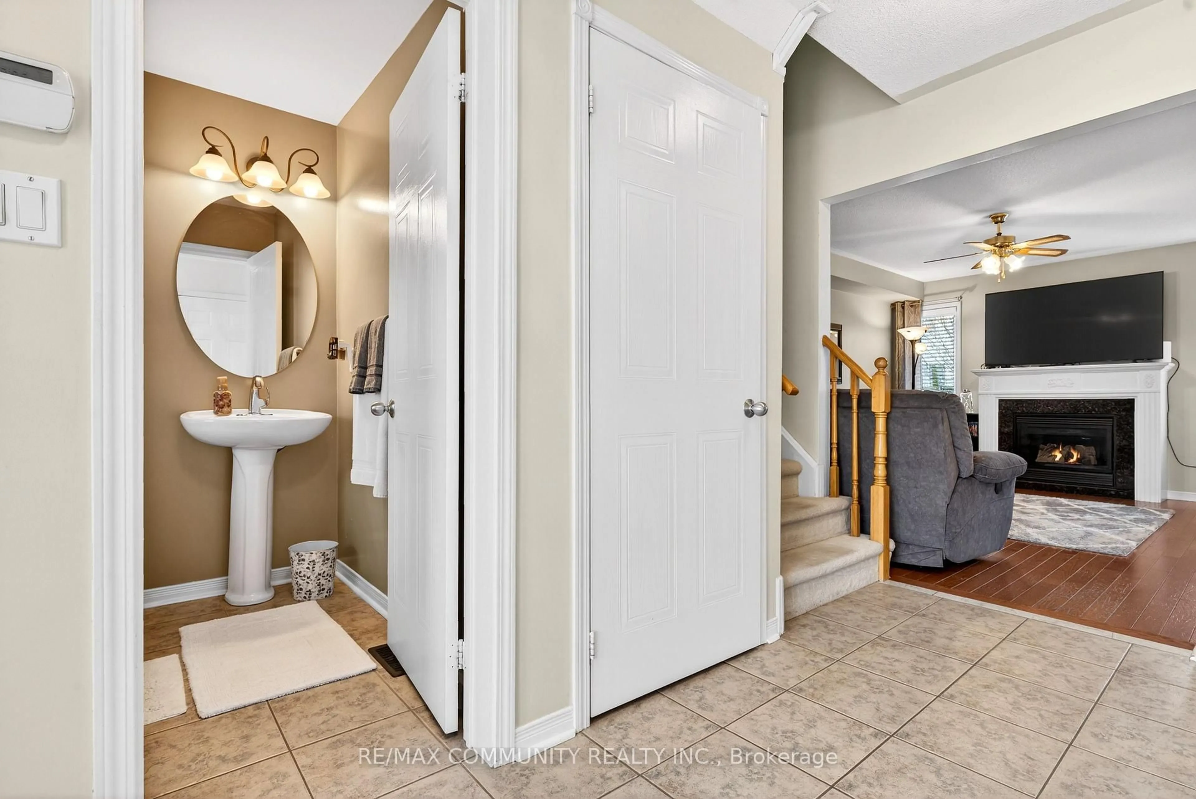Indoor entryway for 1210 Meath Dr, Oshawa Ontario L1K 0G5