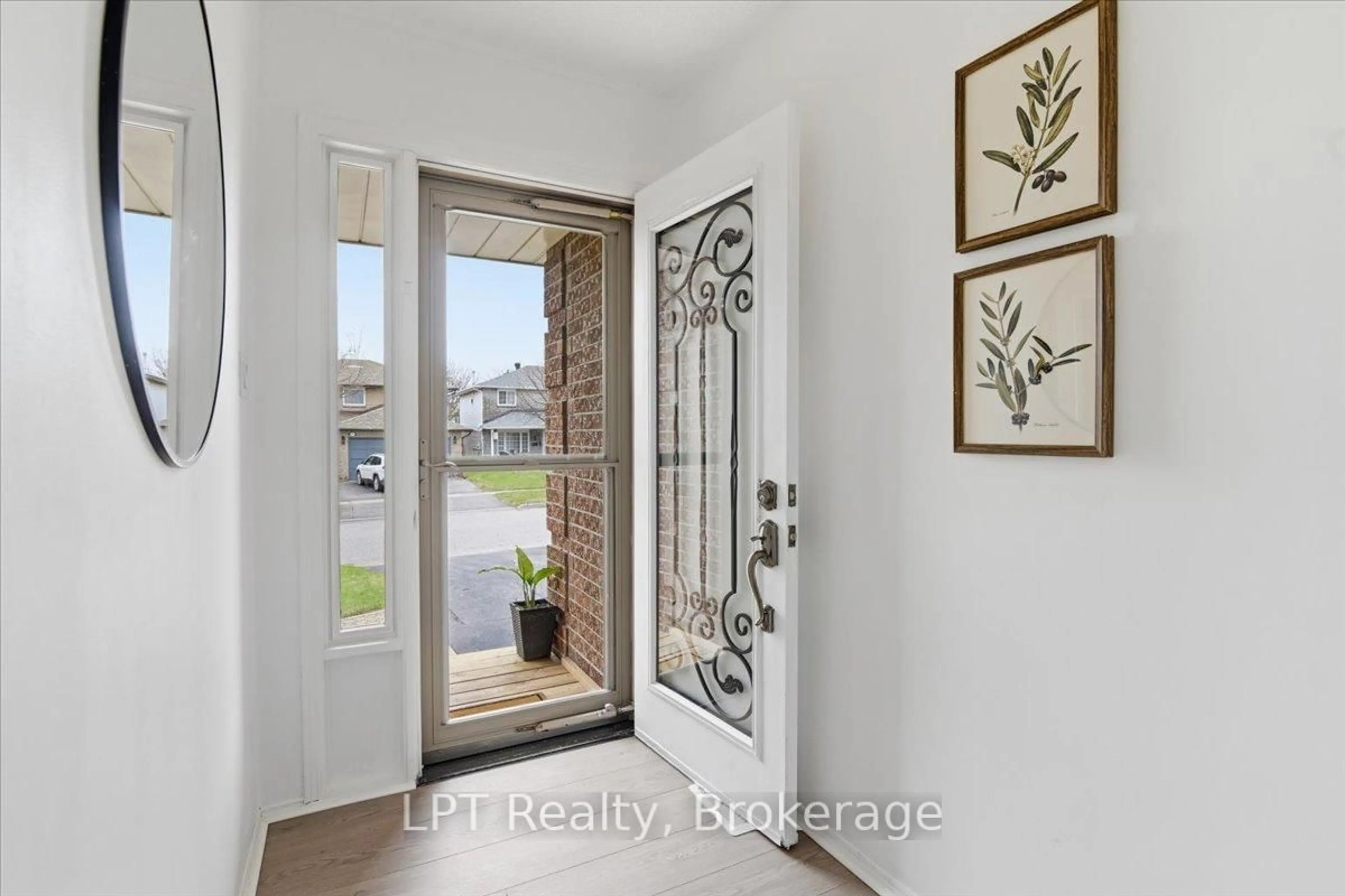 Indoor entryway for 831 Lavis St, Oshawa Ontario L1K 1W8