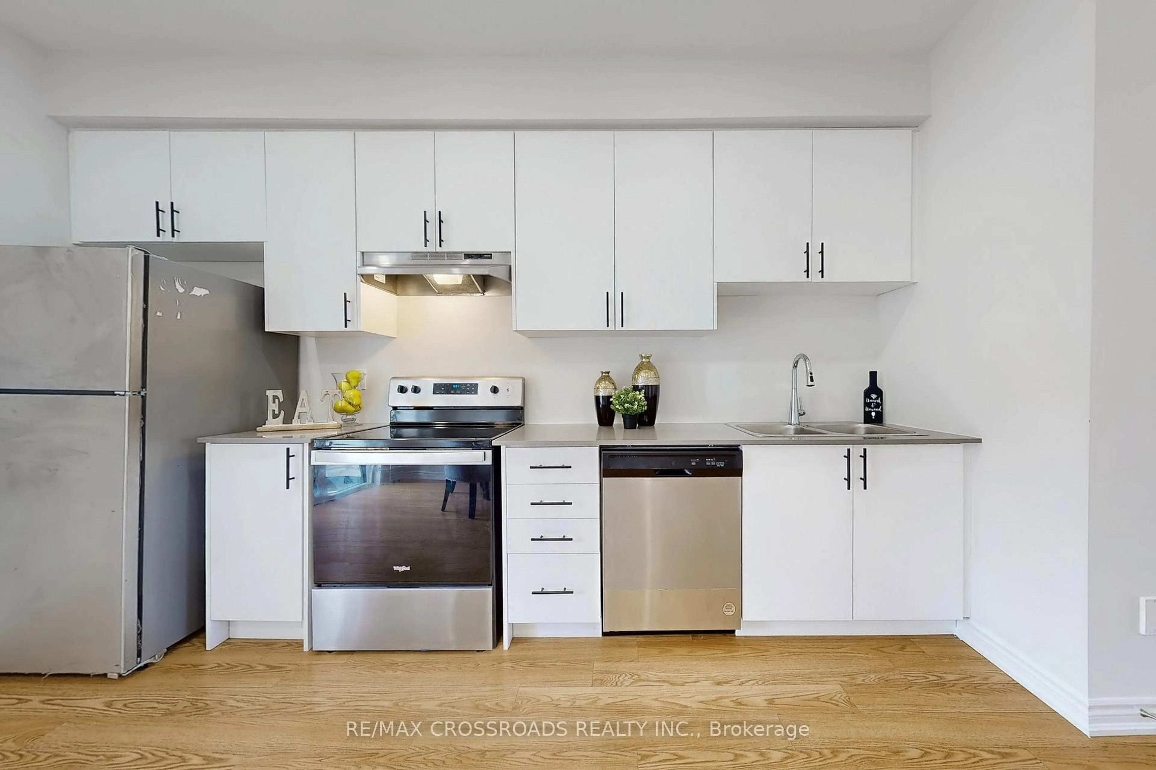 Standard kitchen, wood/laminate floor for 384 Okanagan Path, Oshawa Ontario L1H 0B1