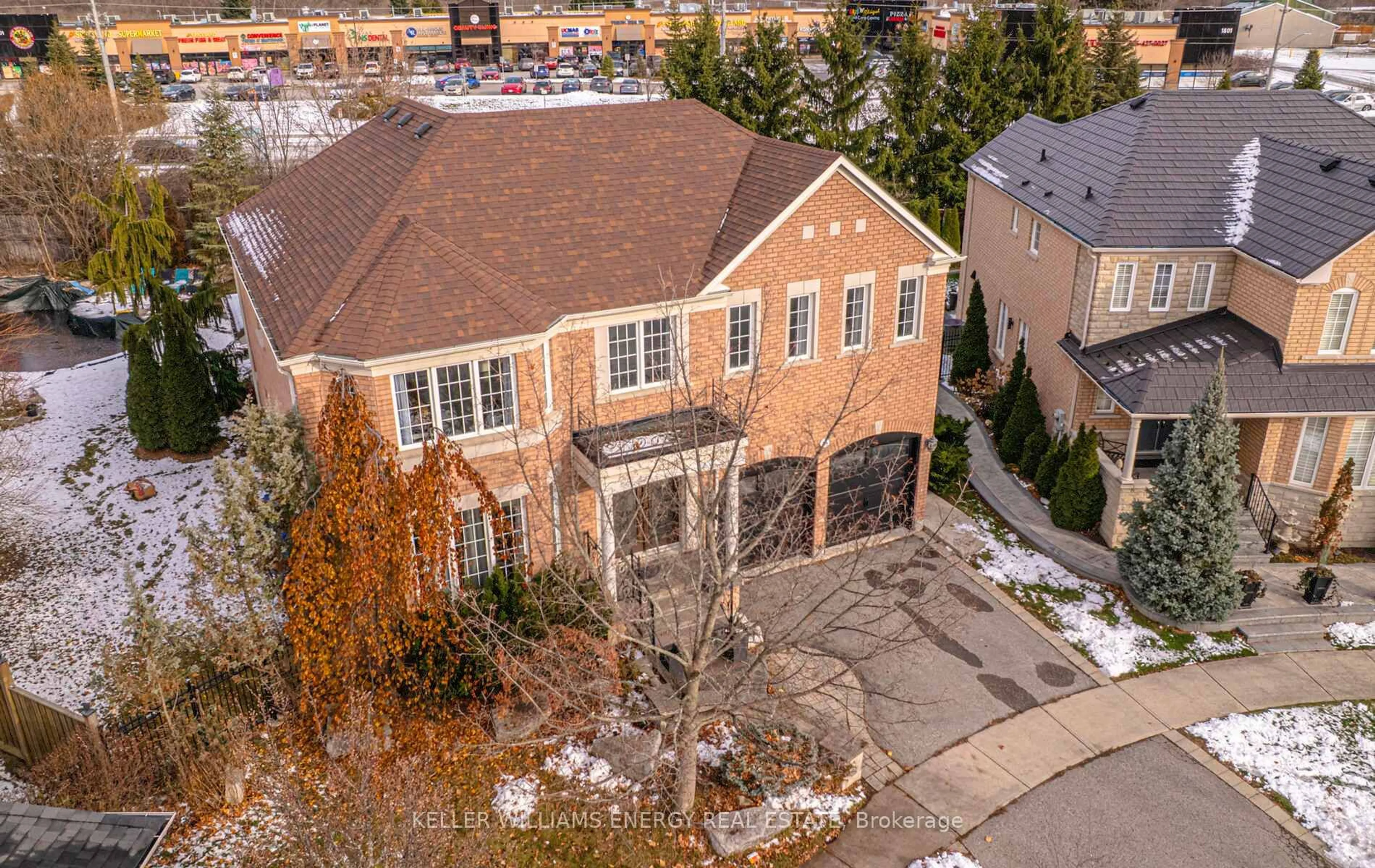 A pic from outside/outdoor area/front of a property/back of a property/a pic from drone, street for 56 Peacock Cres, Ajax Ontario L1T 0C5