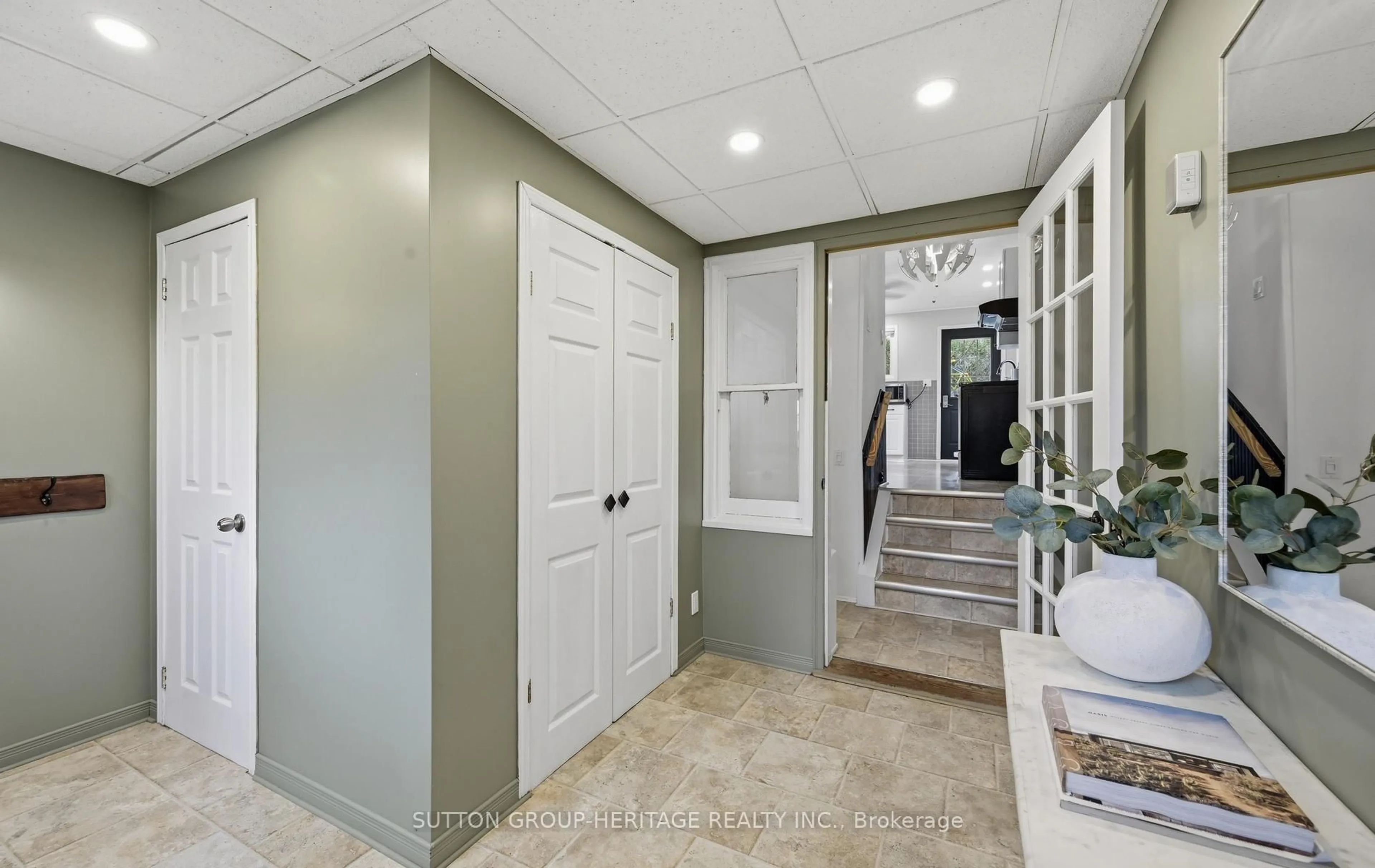 Indoor entryway for 15297 Old Simcoe Rd, Scugog Ontario L9L 1L1