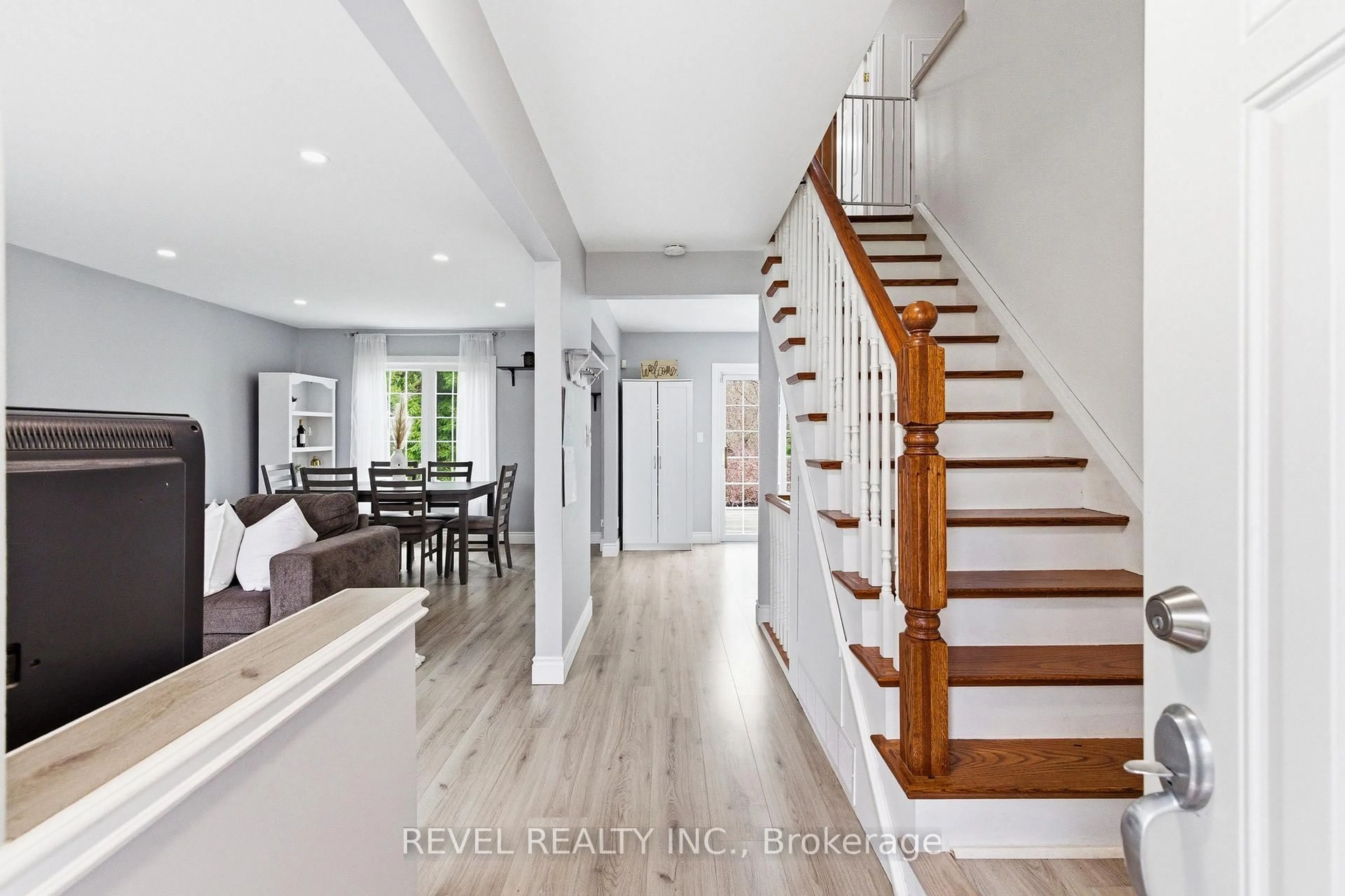 Indoor entryway for 396 Wilson Rd, Oshawa Ontario L1G 6E5