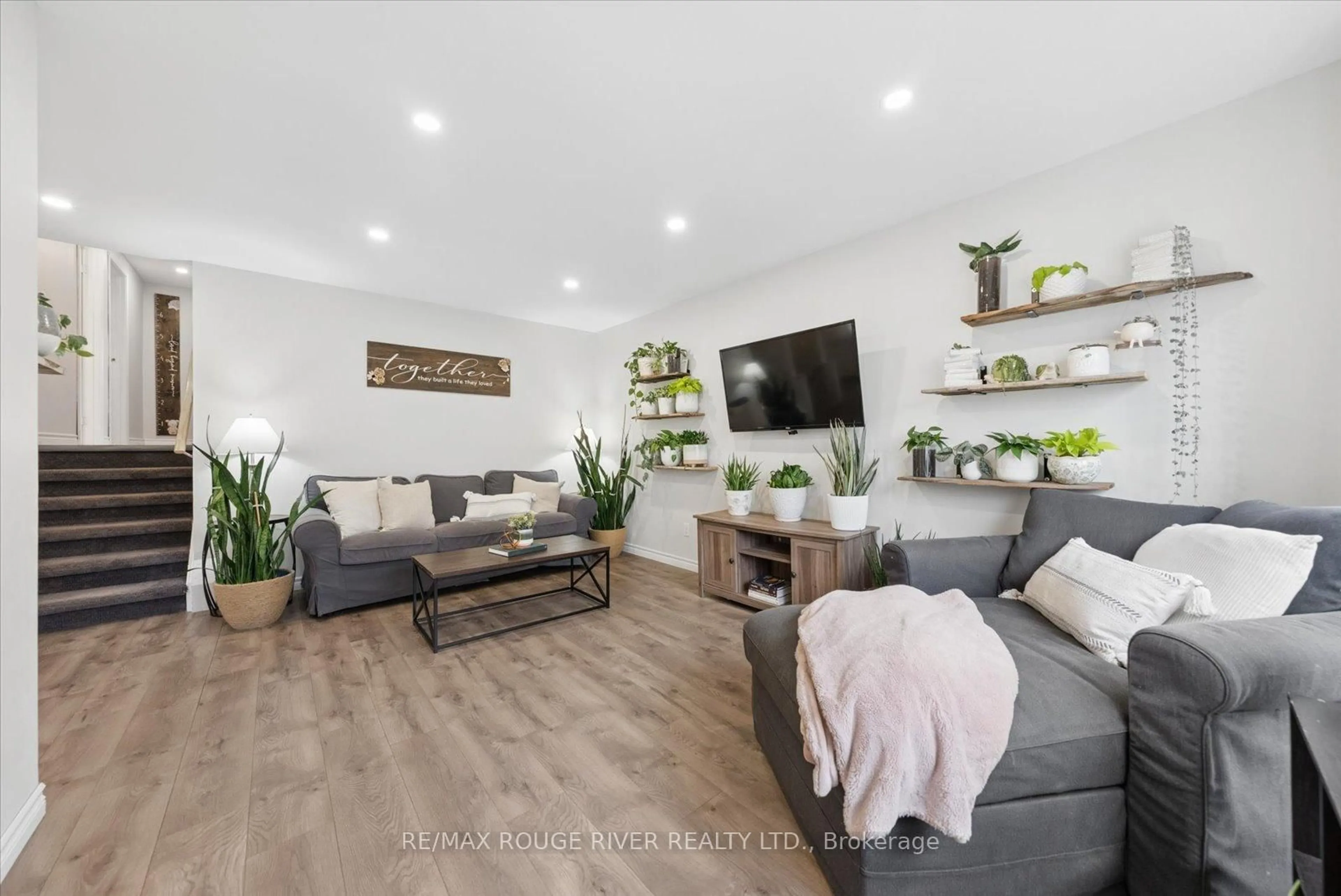 Living room with furniture, wood/laminate floor for 43 Ormond Dr, Oshawa Ontario L1G 7E3