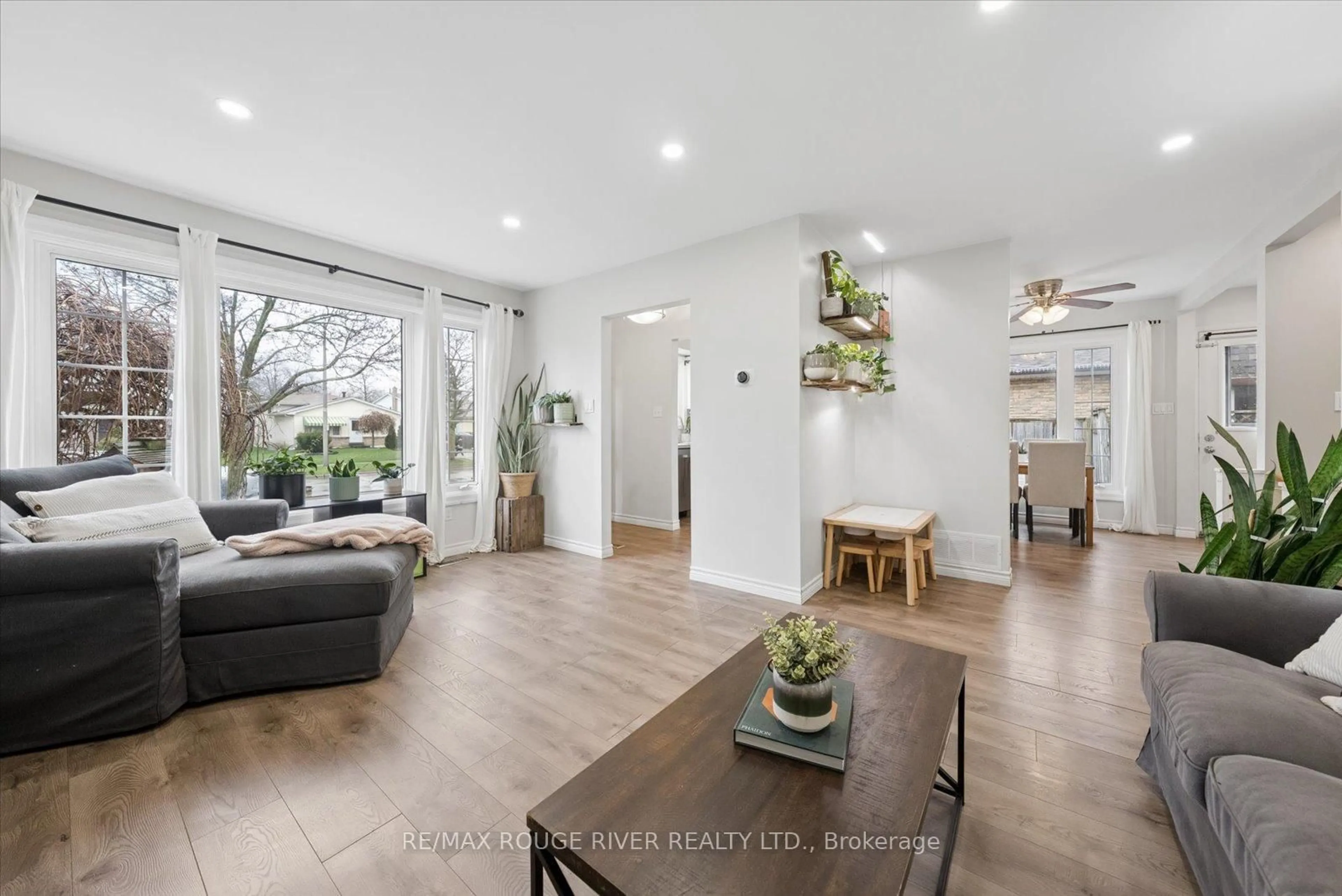 Living room with furniture, unknown for 43 Ormond Dr, Oshawa Ontario L1G 7E3