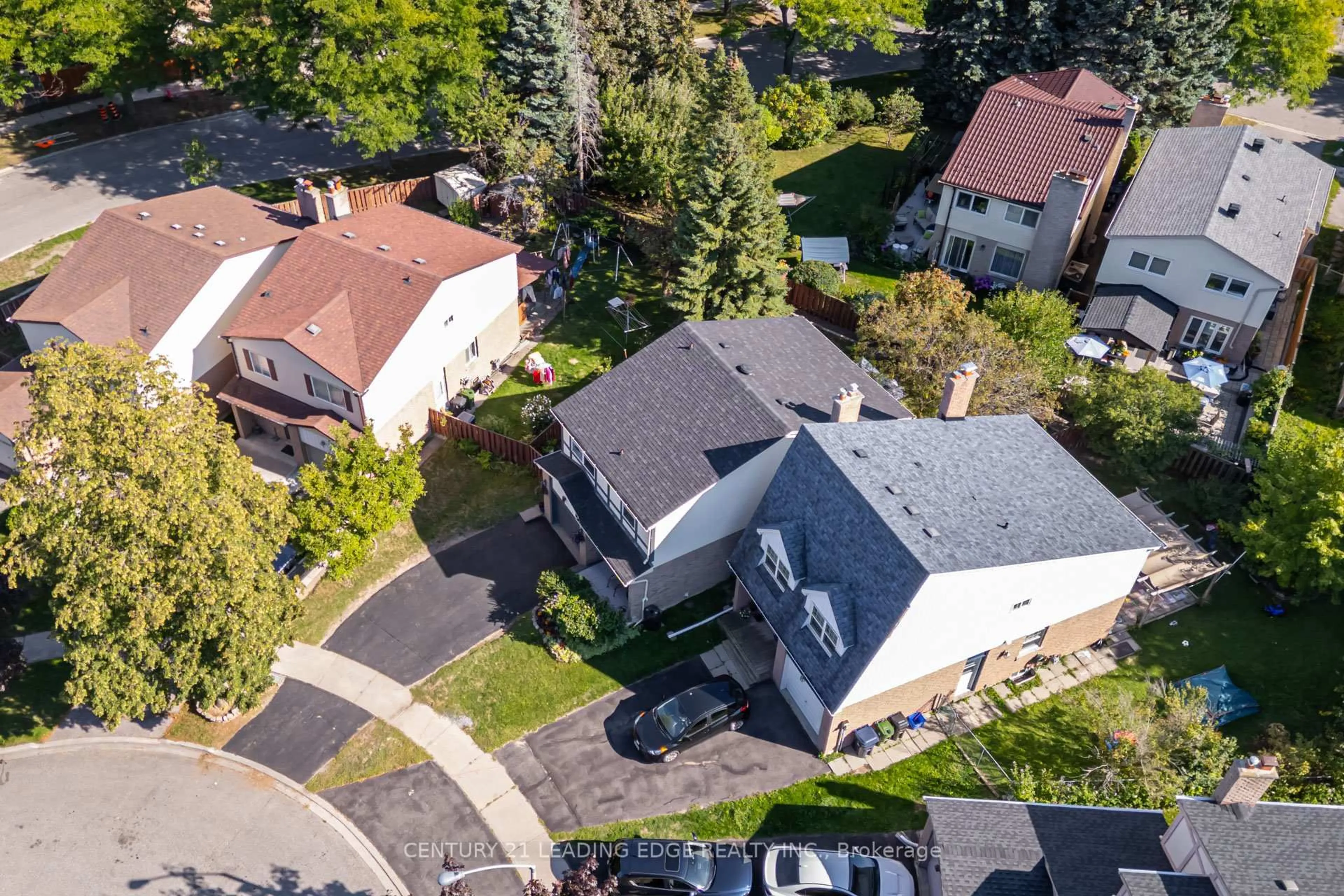 A pic from outside/outdoor area/front of a property/back of a property/a pic from drone, street for 6 Wheaton Grve, Toronto Ontario M1J 3L5