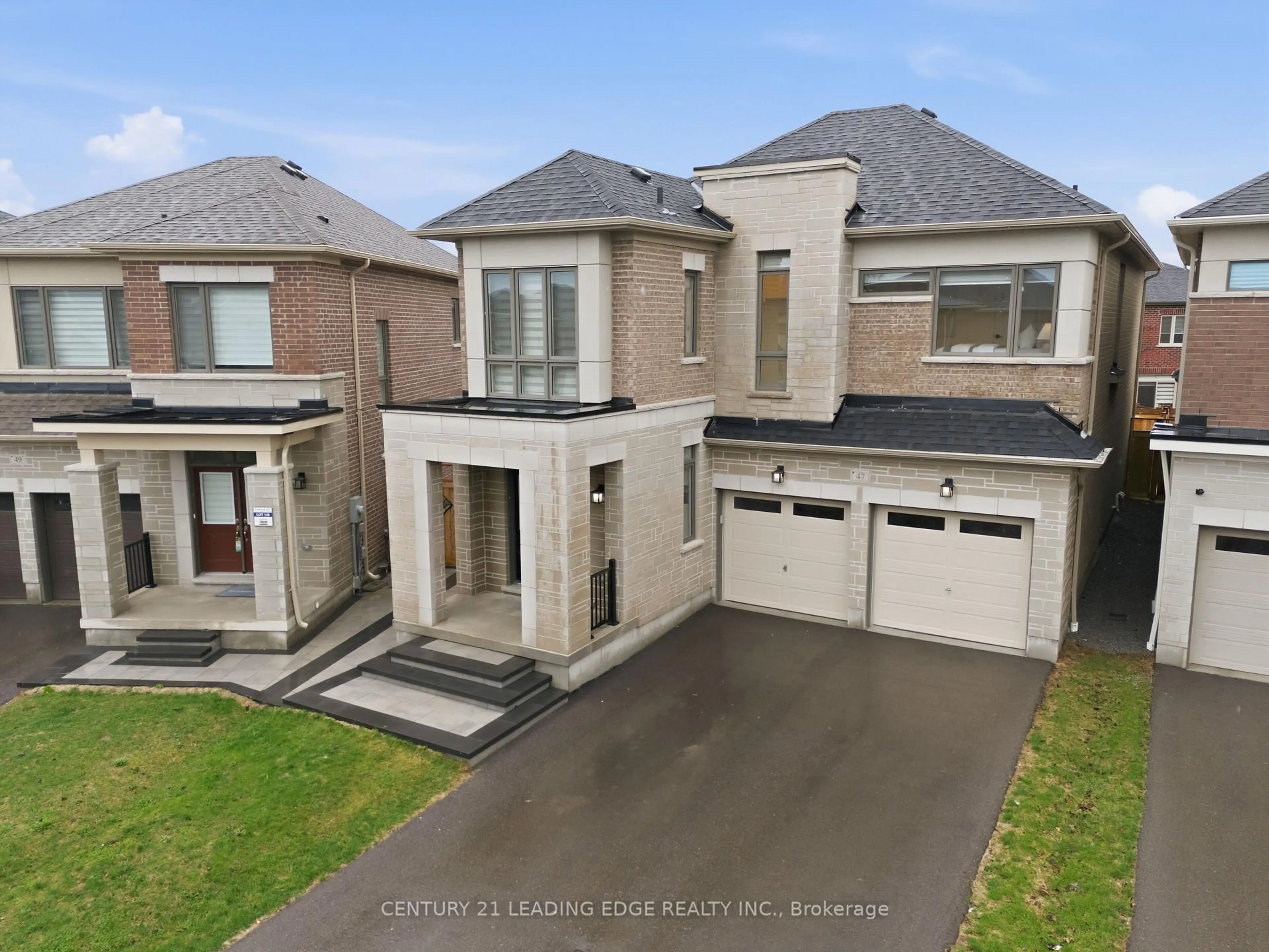 A pic from outside/outdoor area/front of a property/back of a property/a pic from drone, street for 47 Priory Dr, Whitby Ontario L1P 0L1