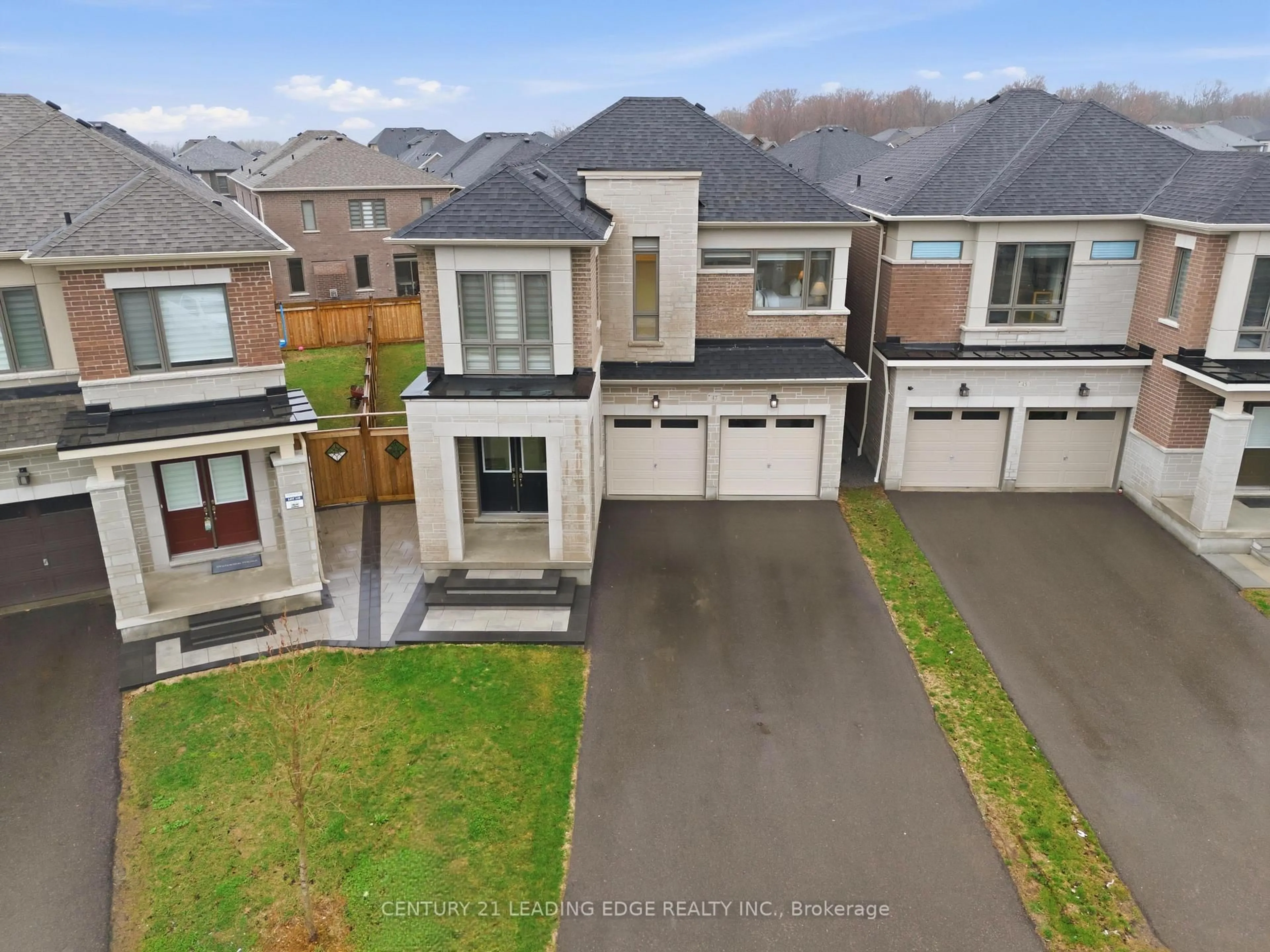 A pic from outside/outdoor area/front of a property/back of a property/a pic from drone, street for 47 Priory Dr, Whitby Ontario L1P 0L1