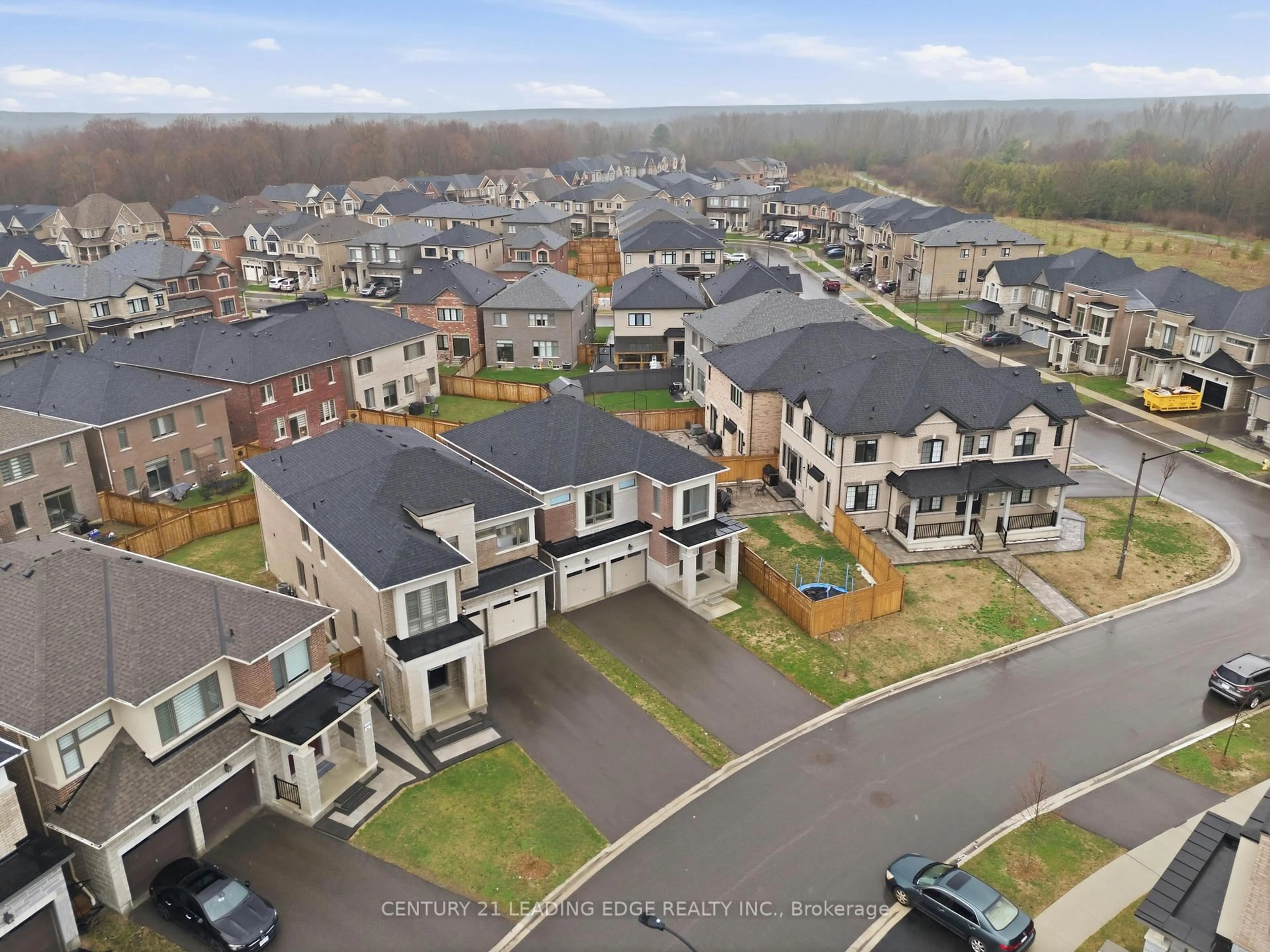 A pic from outside/outdoor area/front of a property/back of a property/a pic from drone, street for 47 Priory Dr, Whitby Ontario L1P 0L1