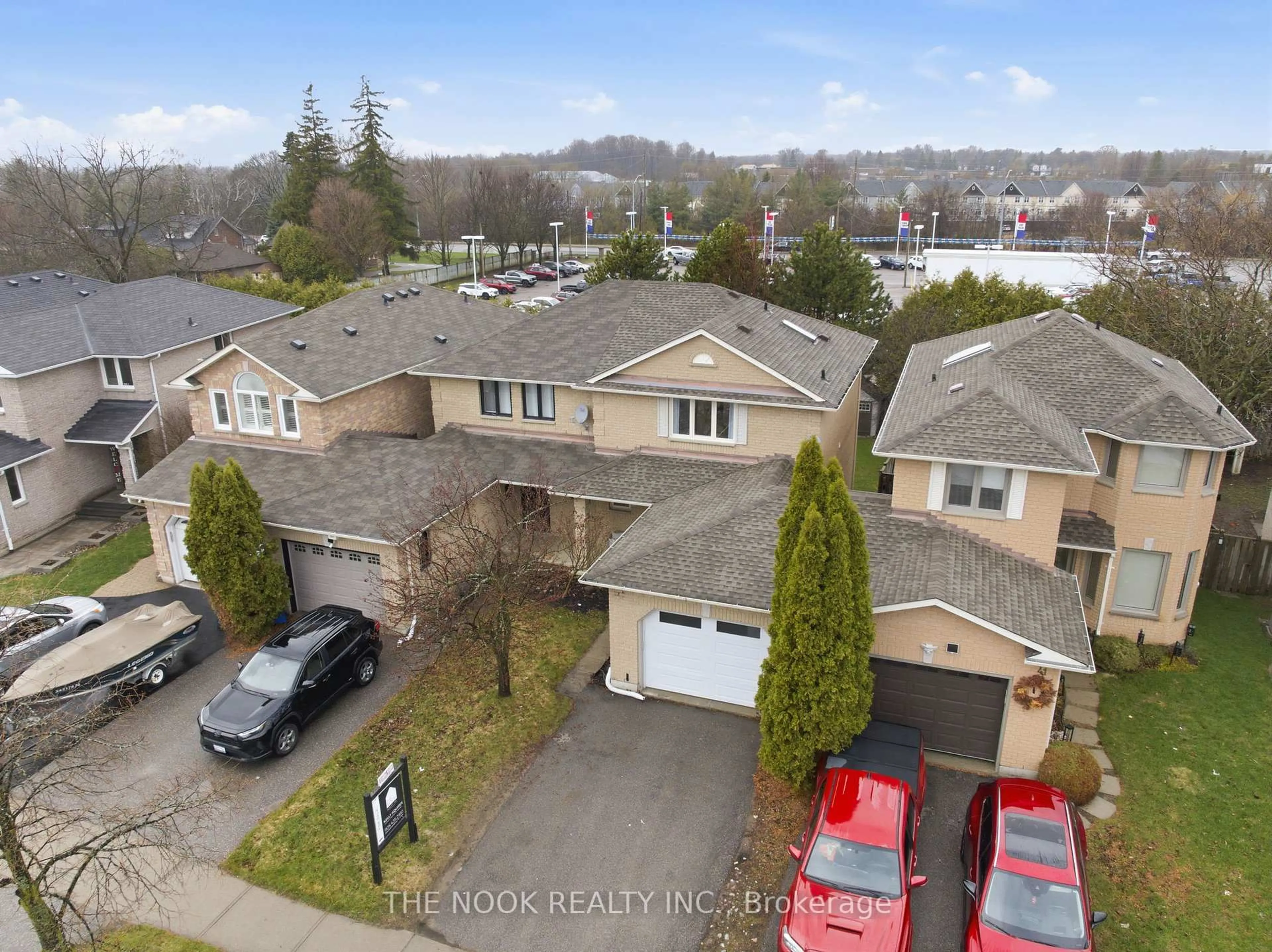 A pic from outside/outdoor area/front of a property/back of a property/a pic from drone, street for 43 Short Cres, Clarington Ontario L1E 2Z5