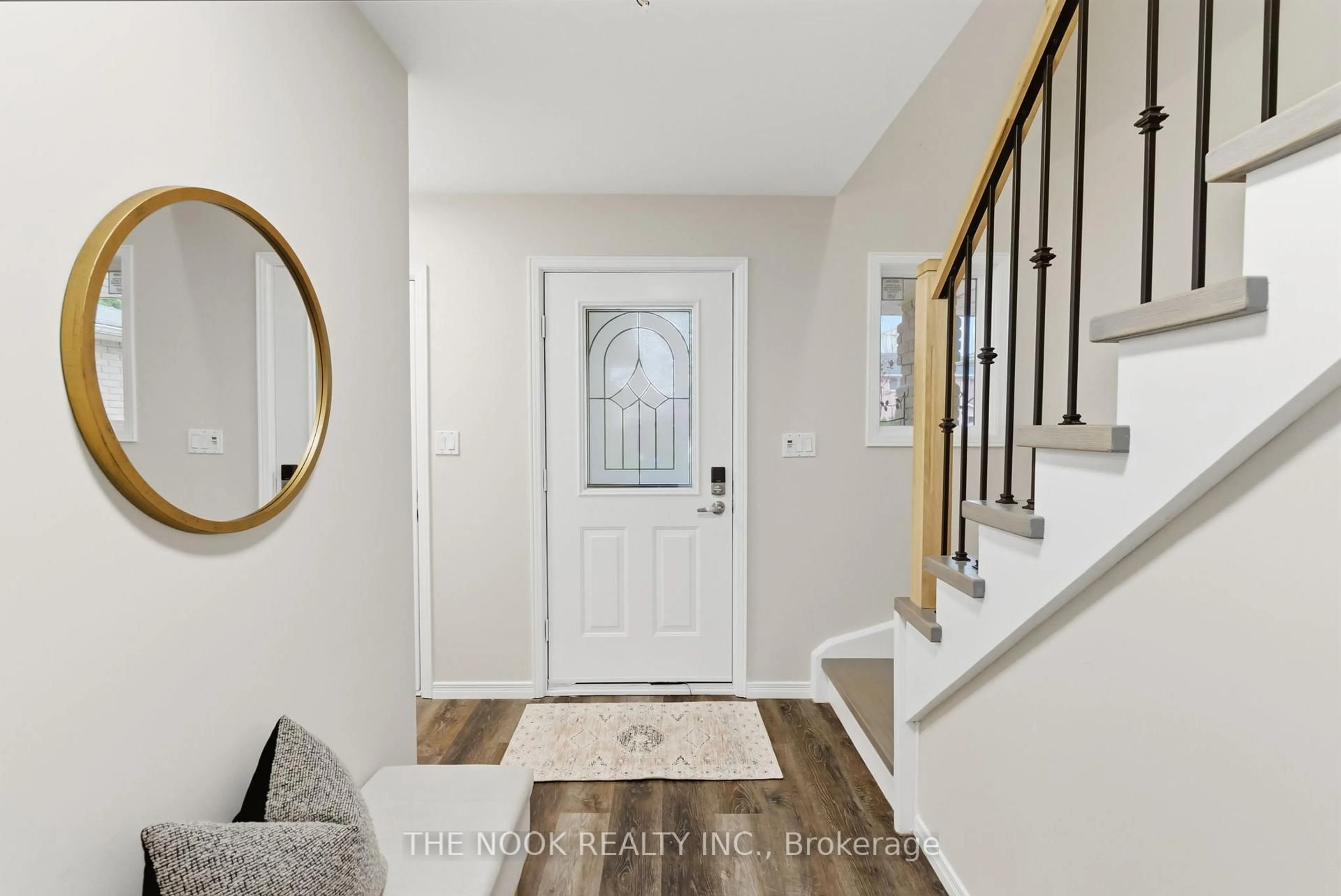 Indoor entryway for 43 Short Cres, Clarington Ontario L1E 2Z5