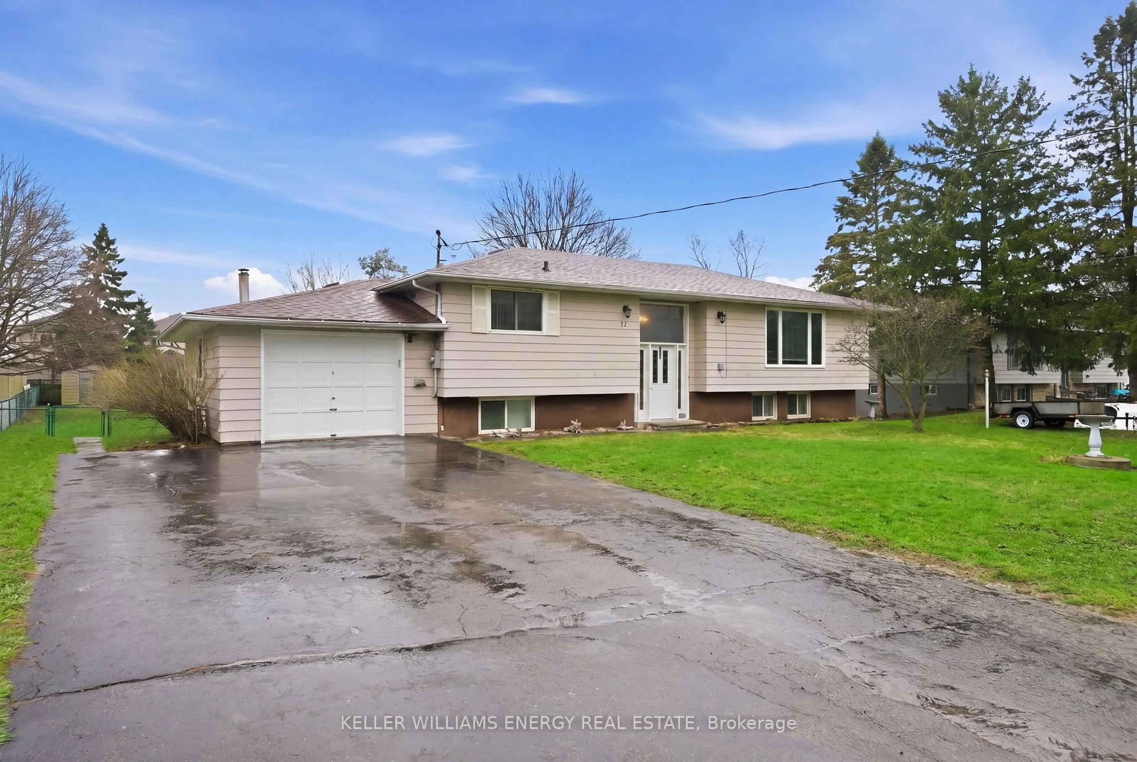 A pic from outside/outdoor area/front of a property/back of a property/a pic from drone, street for 15 Westmore St, Clarington Ontario L1E 2H8