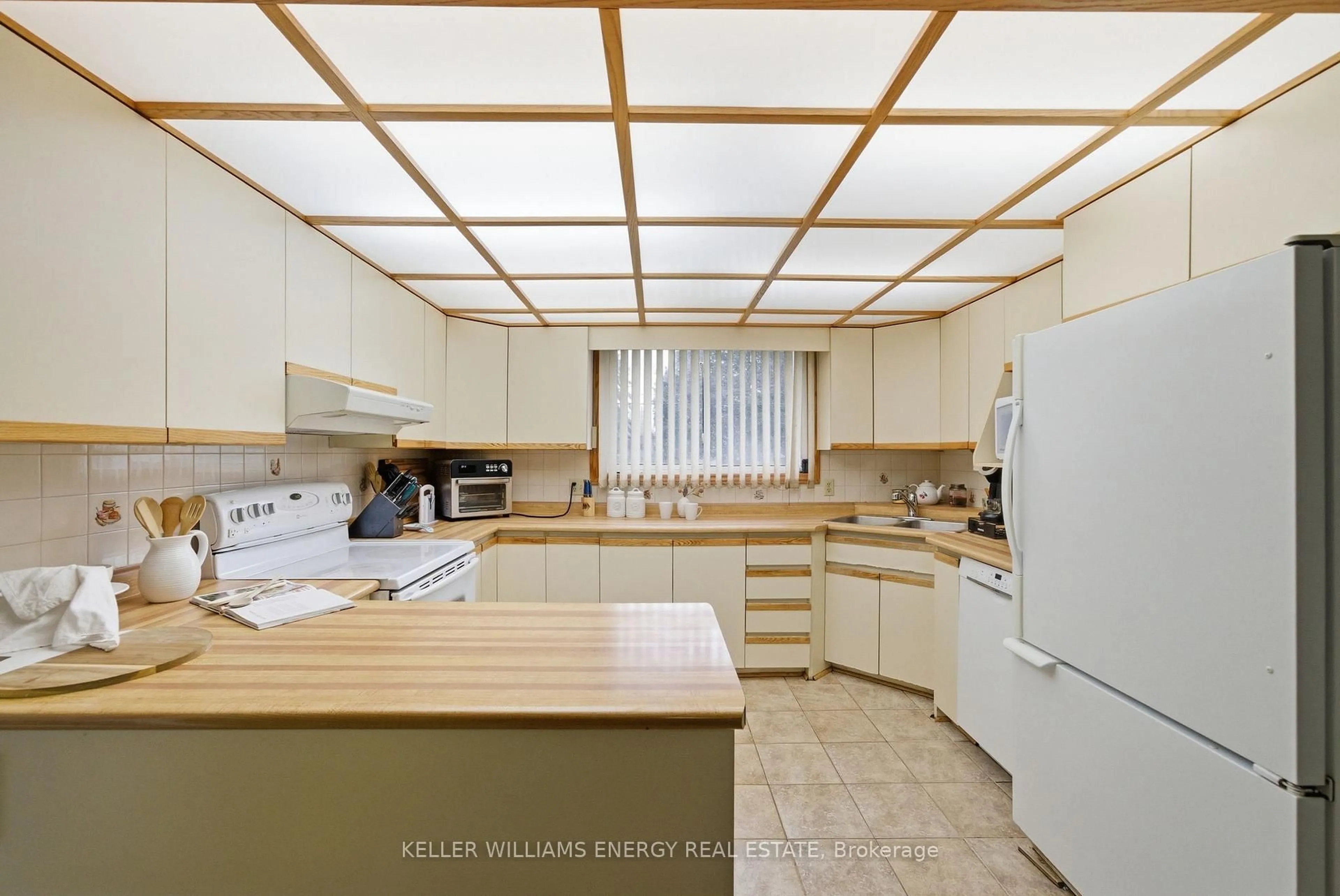 Standard kitchen, unknown for 15 Westmore St, Clarington Ontario L1E 2H8