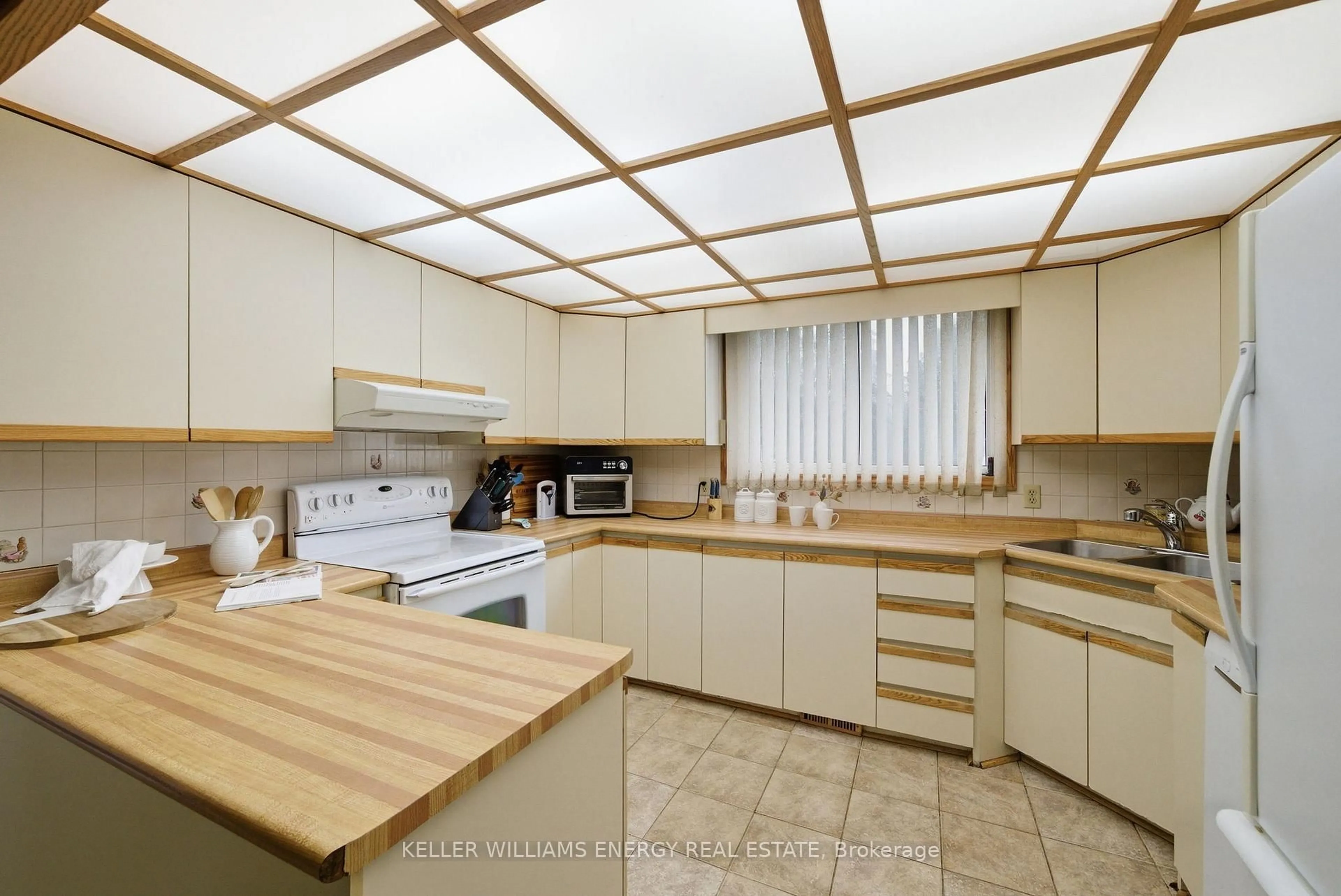 Standard kitchen, unknown for 15 Westmore St, Clarington Ontario L1E 2H8