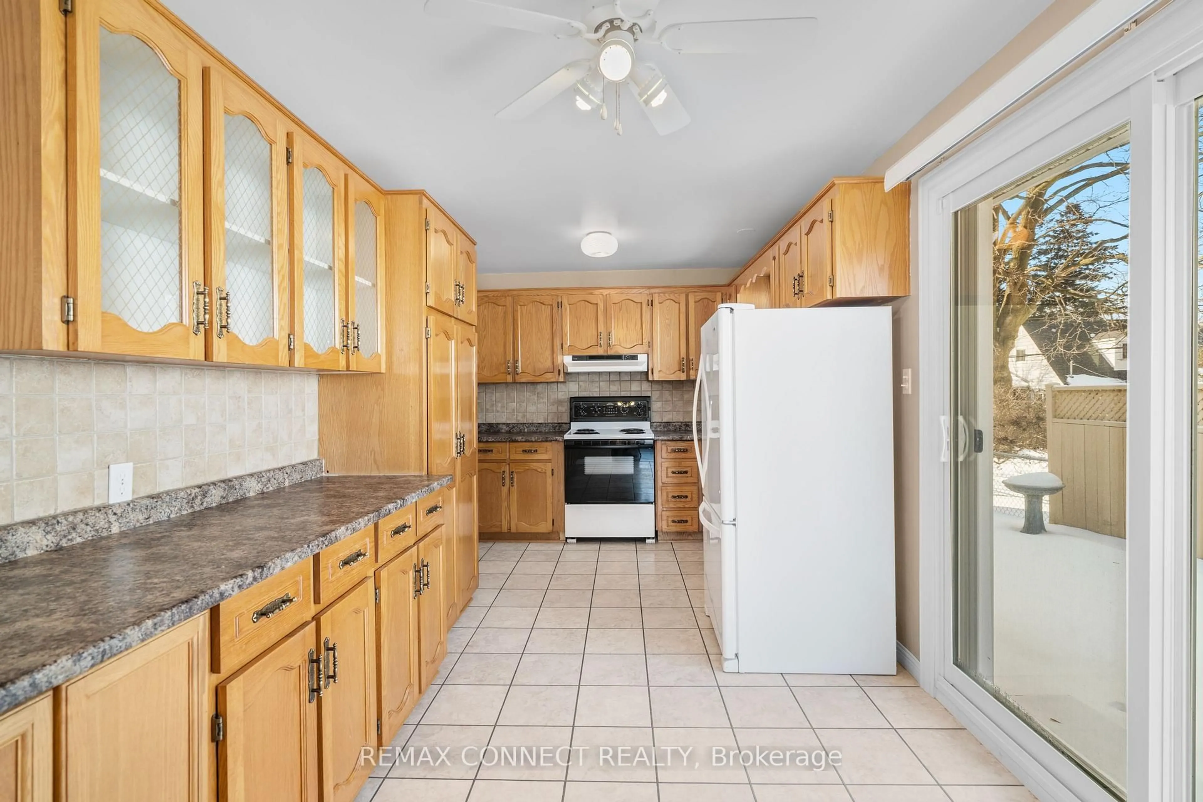 Standard kitchen, ceramic/tile floor for 856 Chapleau Dr, Pickering Ontario L1W 1P4